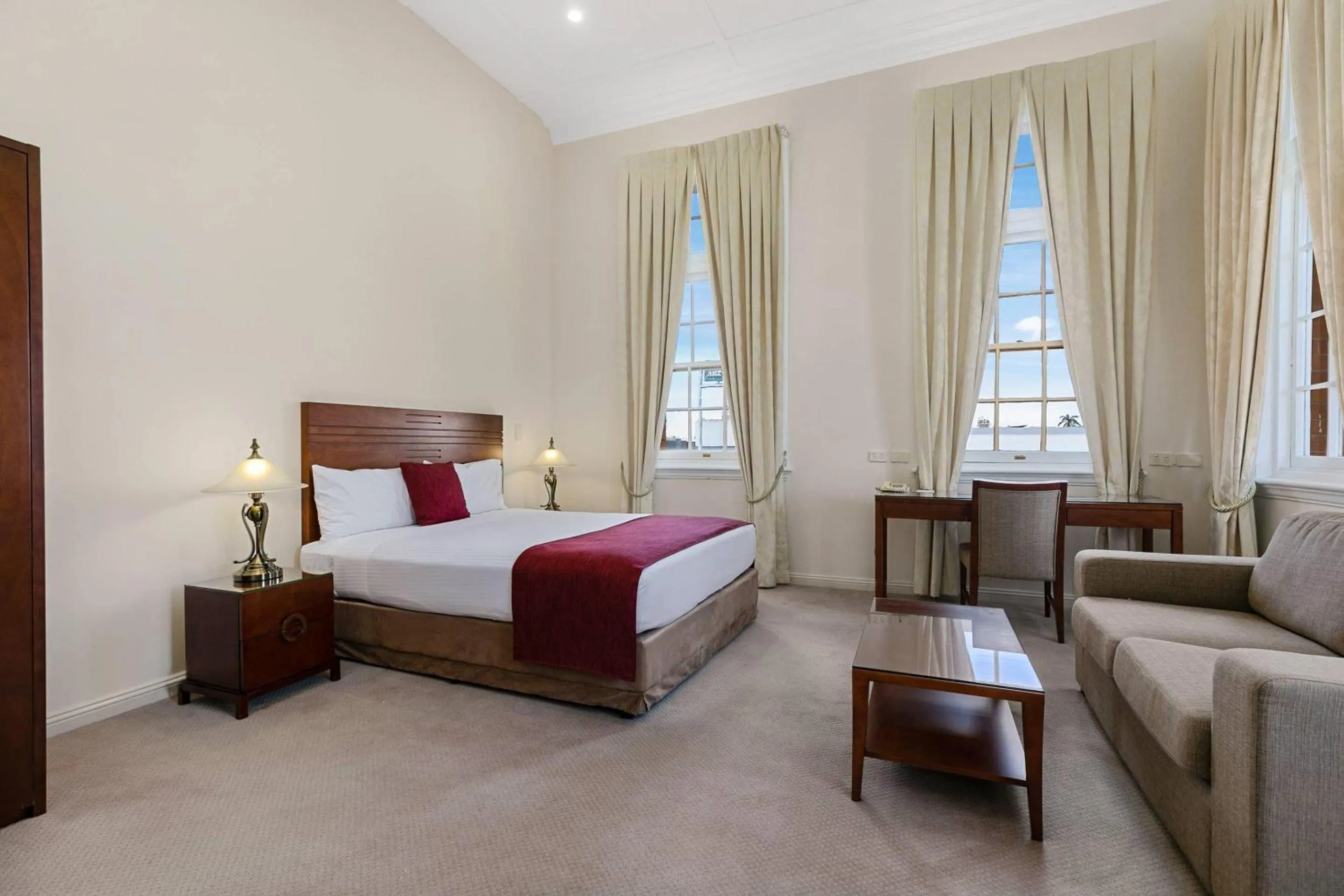 Bedroom, Bed in Quality Hotel Regent Rockhampton