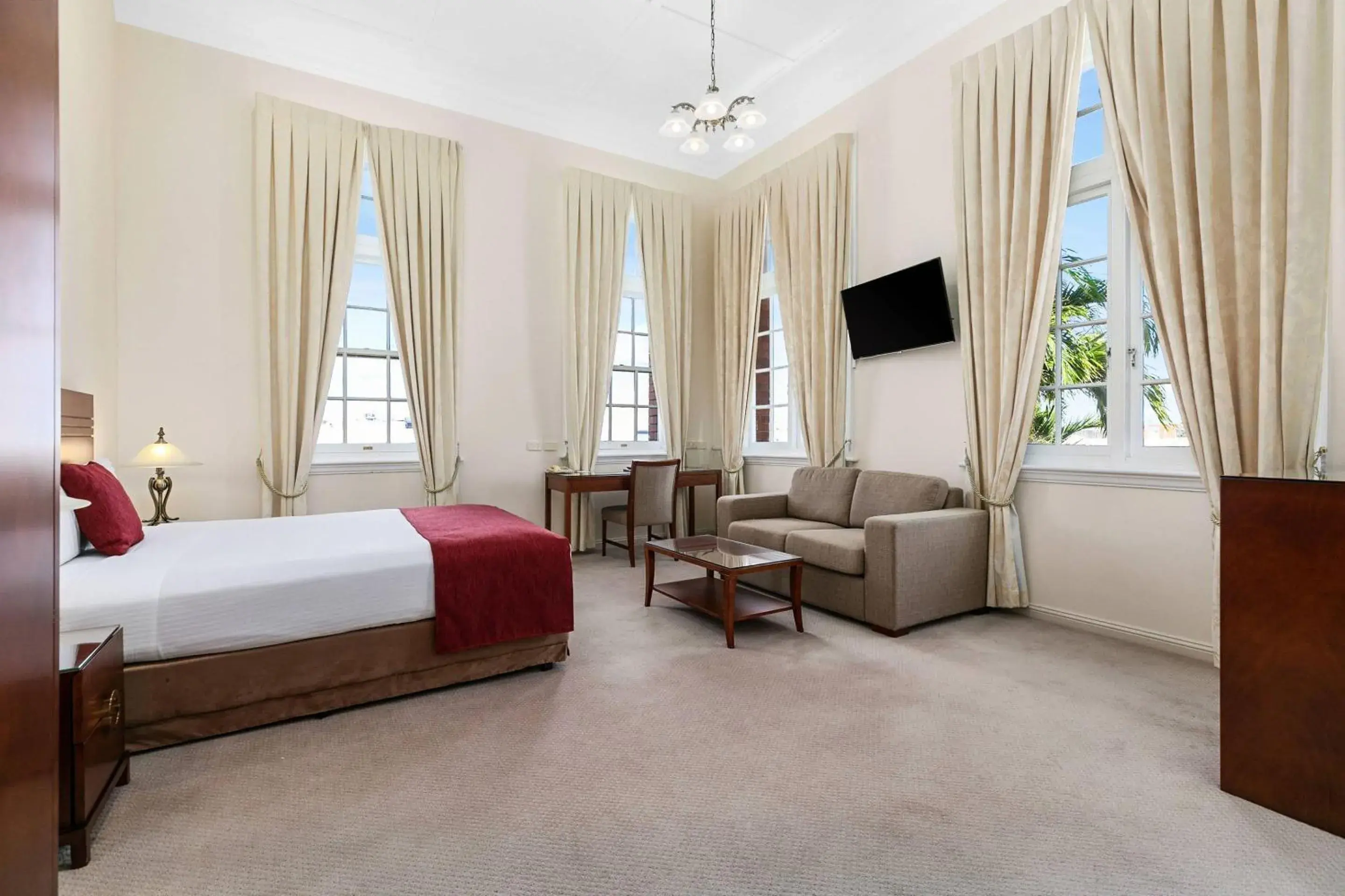 Bedroom, Bed in Quality Hotel Regent Rockhampton Bedroom, Bed in Quality Hotel Regent Rockhampton