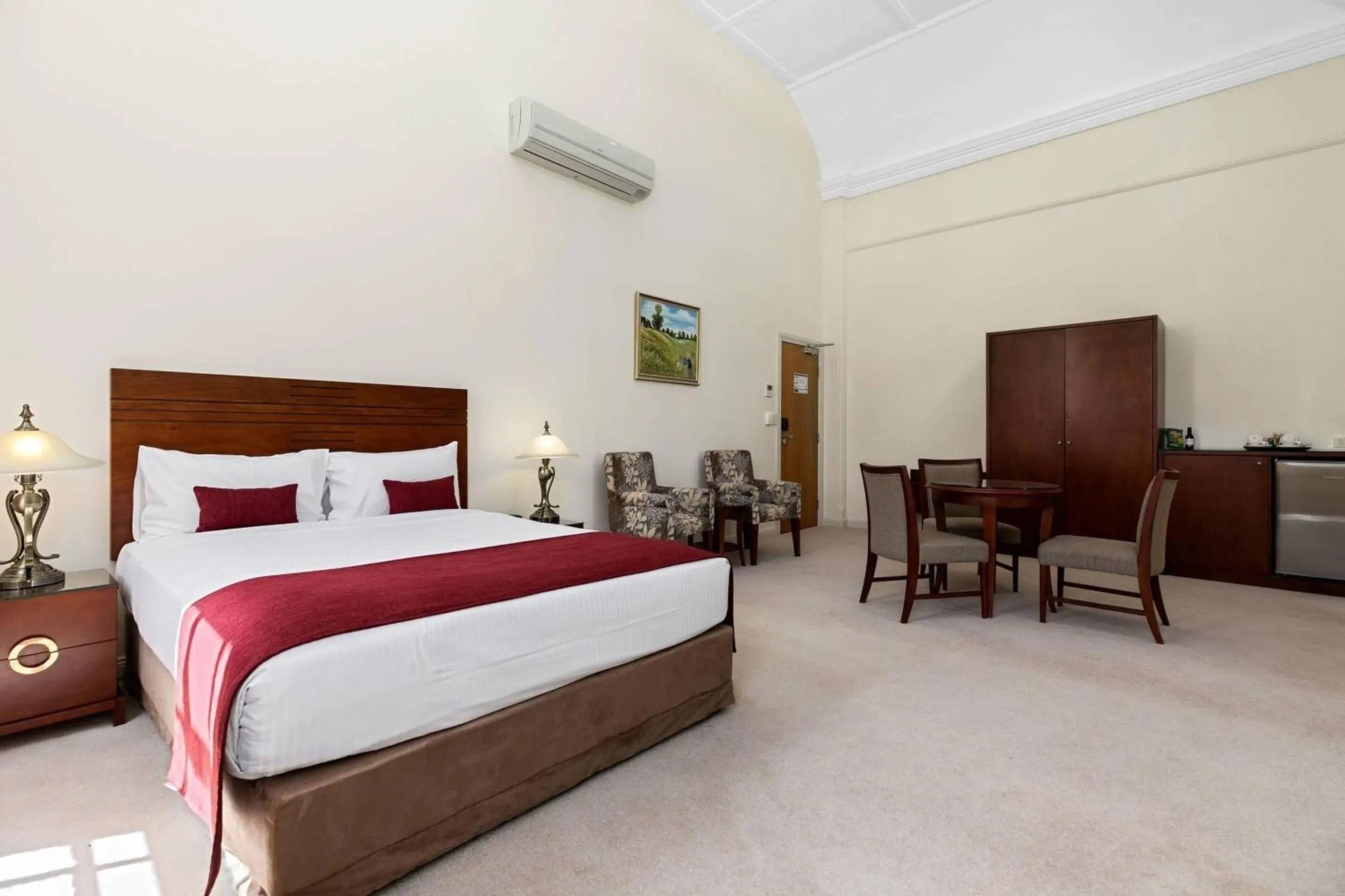 Bedroom, Bed in Quality Hotel Regent Rockhampton Bedroom, Bed in Quality Hotel Regent Rockhampton