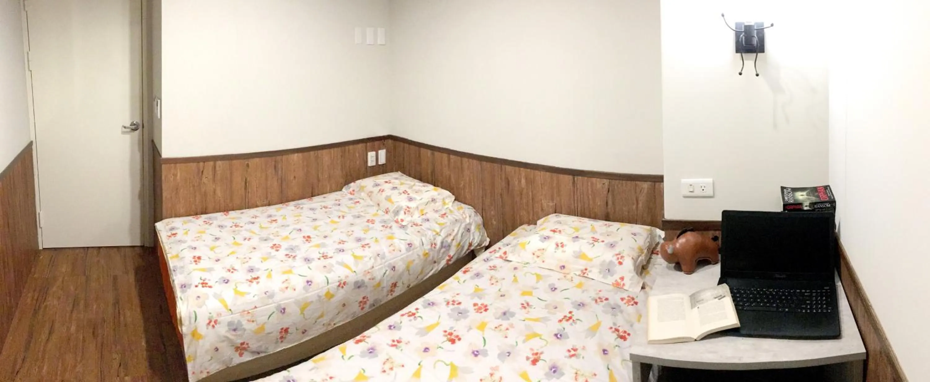 Photo of the whole room, Bed in Formosa 101