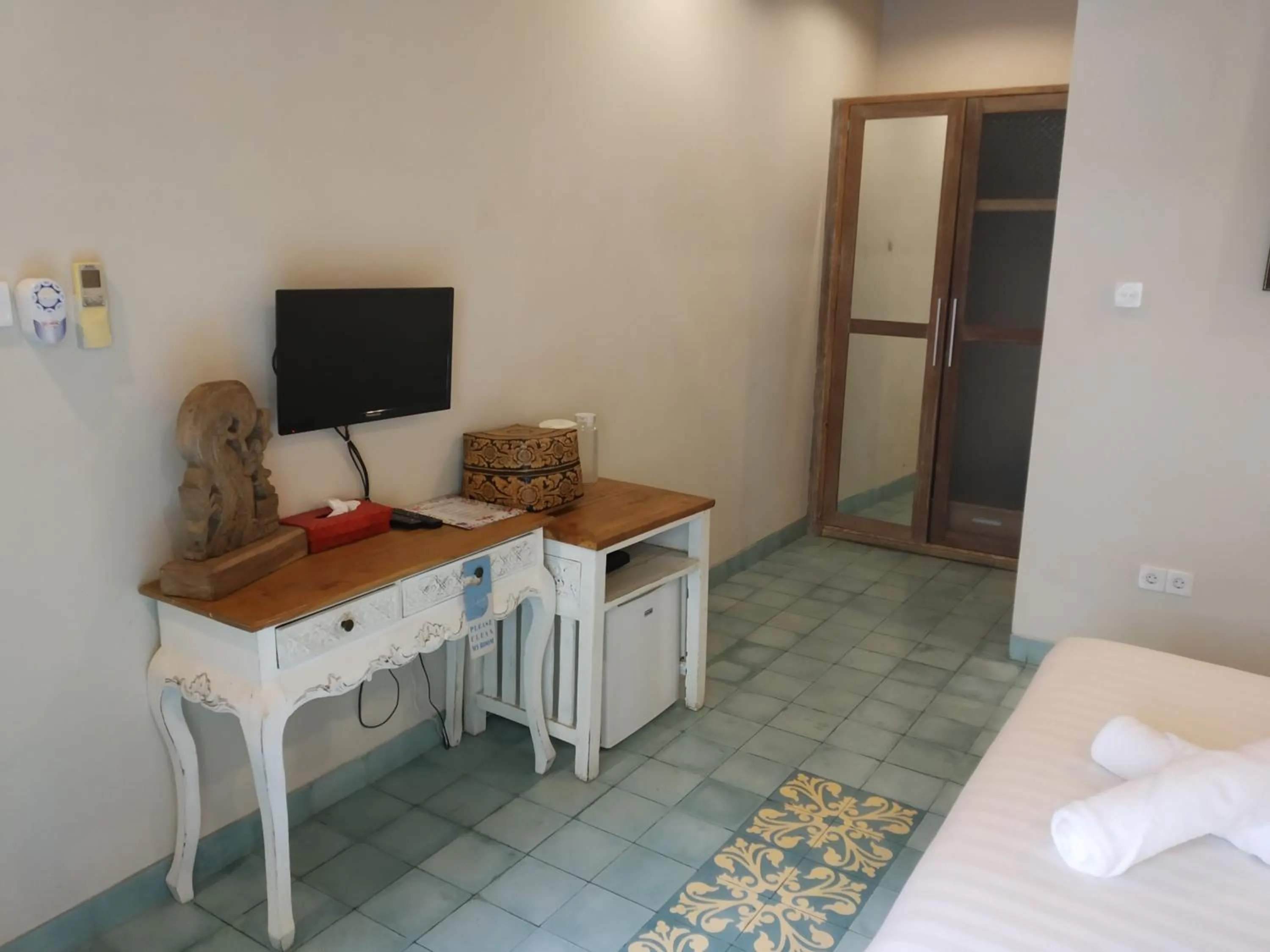 TV and multimedia, Bed in Jukung Guest House