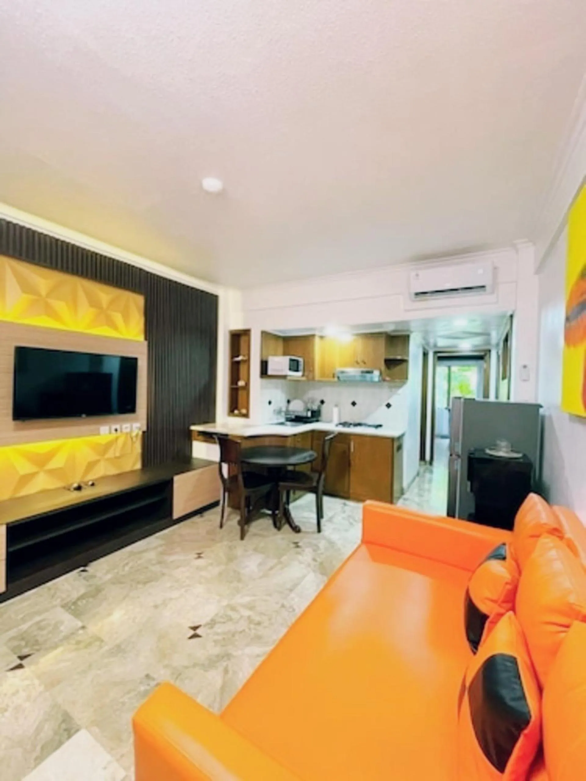 Living room in Suite Hotel Apartment Legian by RCP