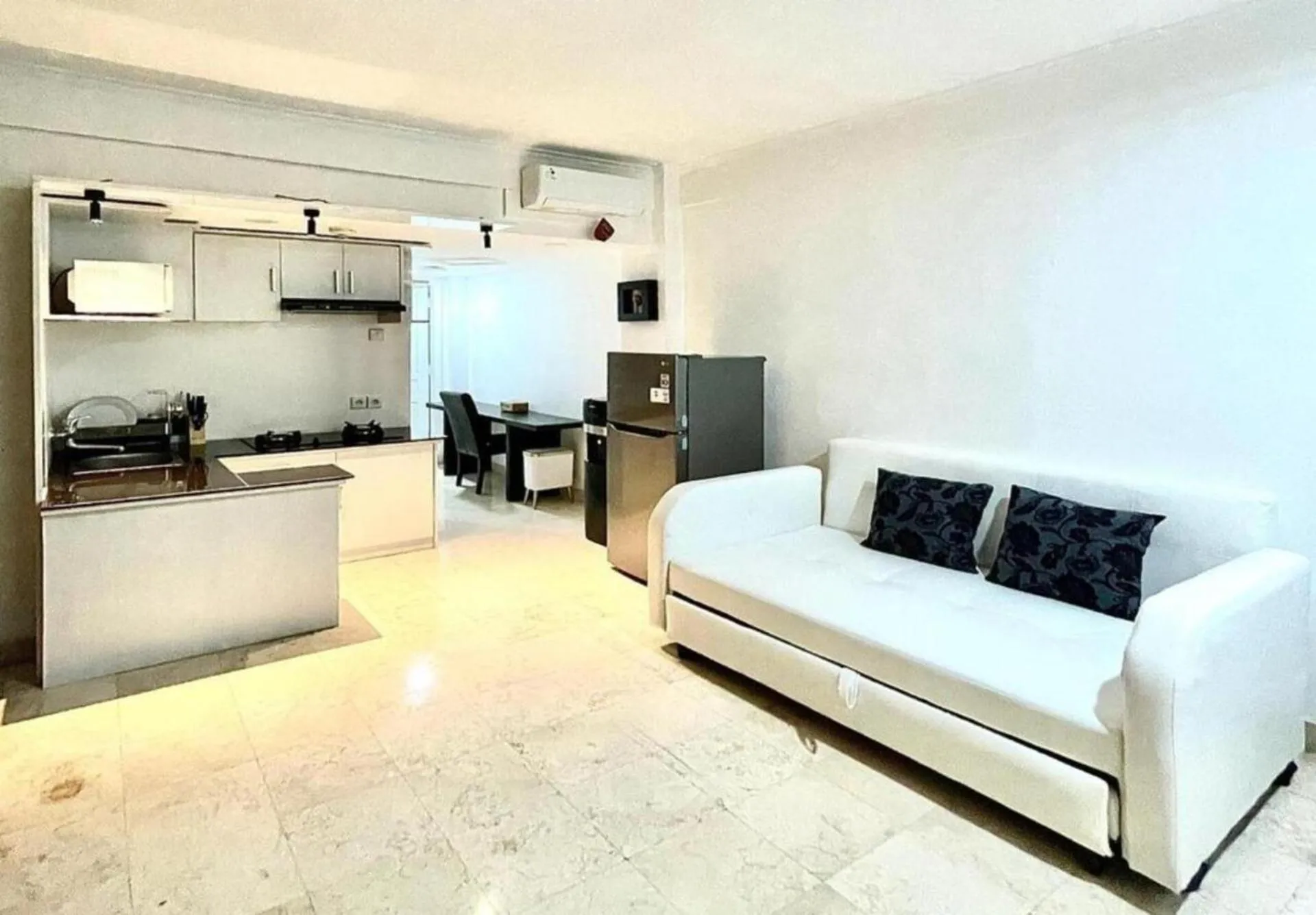 Living room in Suite Hotel Apartment Legian by RCP