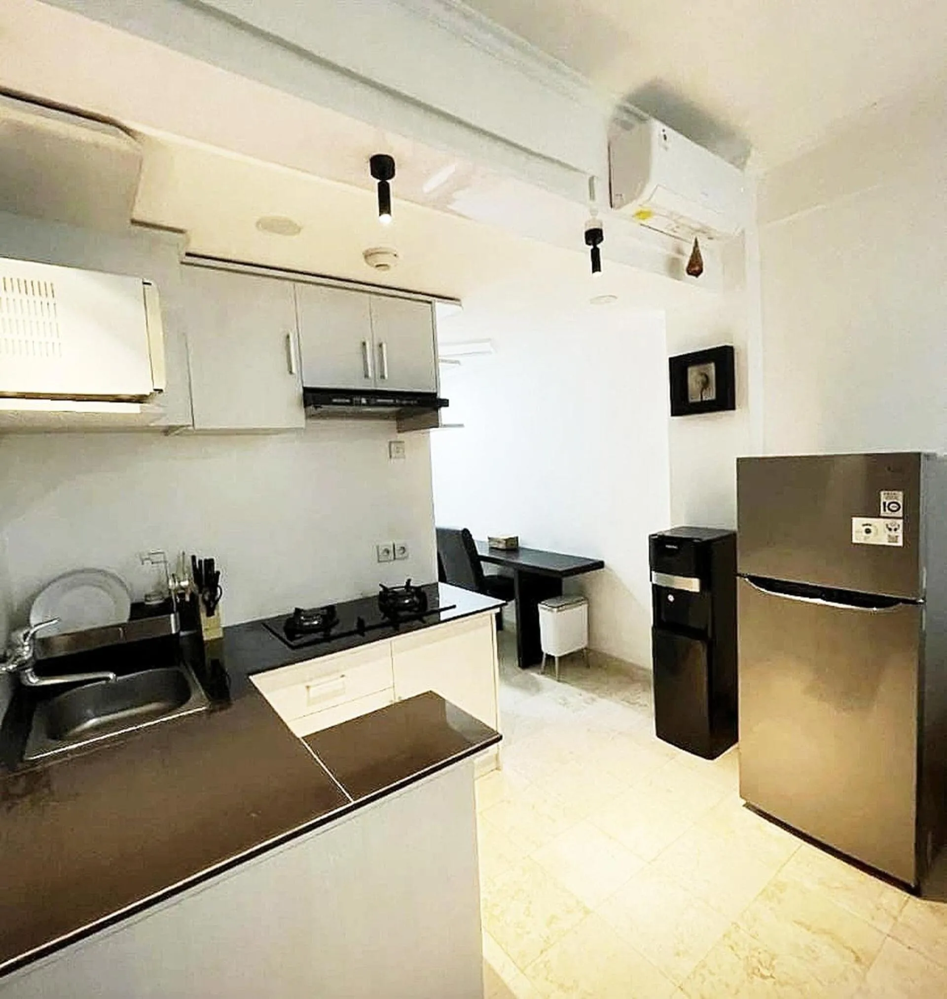 Kitchen or kitchenette in Suite Hotel Apartment Legian by RCP