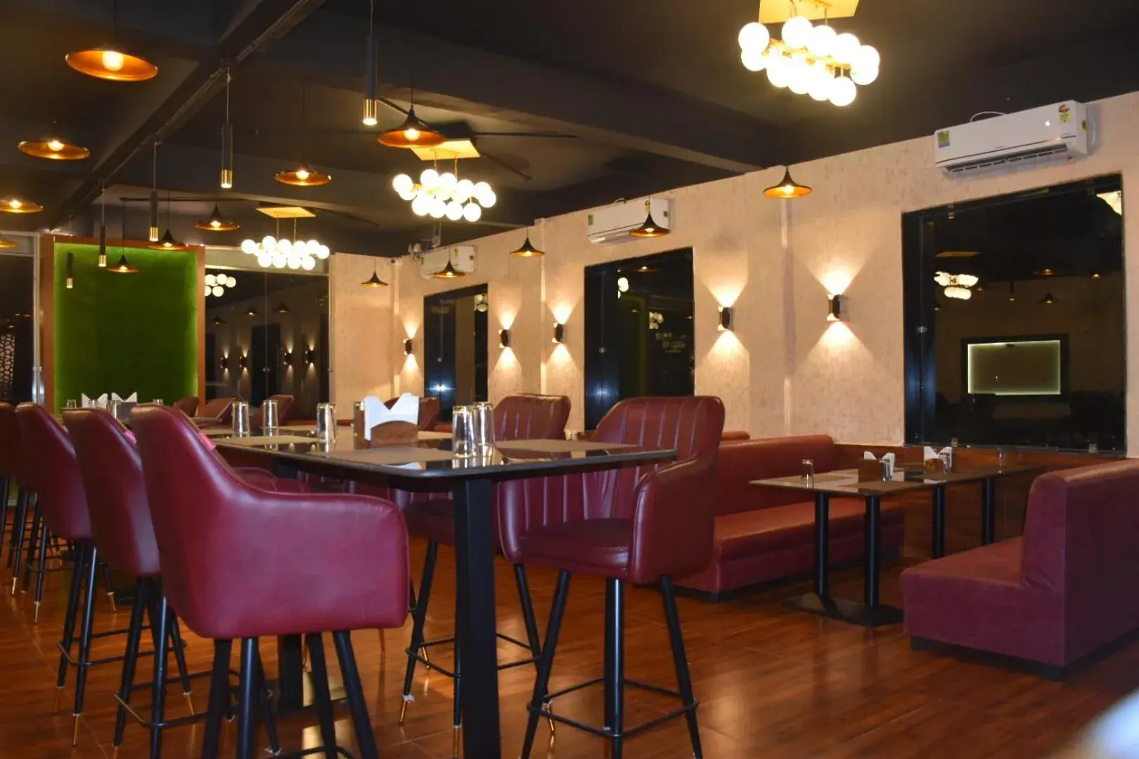 Restaurant/places to eat in Hotel Obsidian Red Restaurant/places to eat in Hotel Obsidian Red