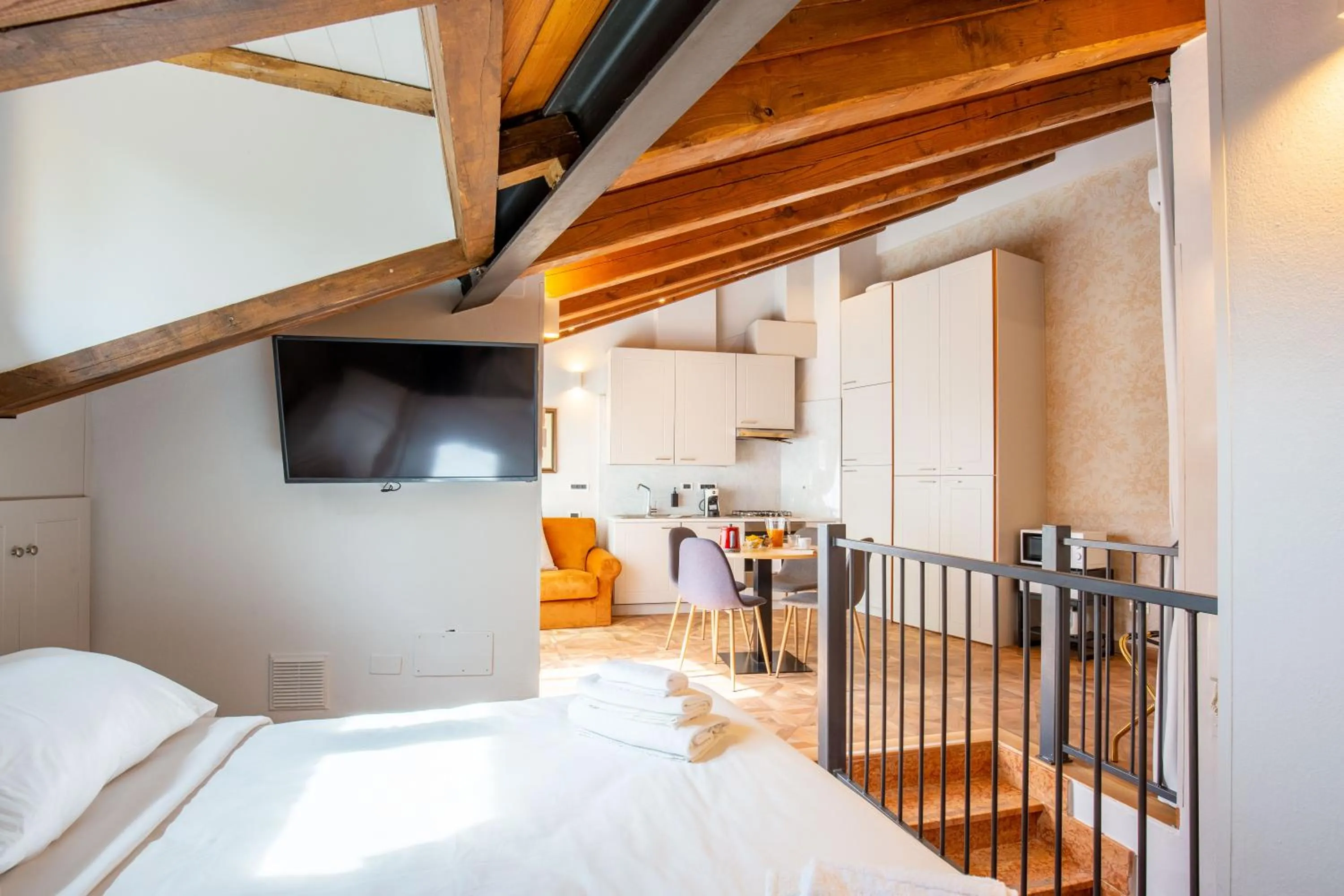 Photo of the whole room, Bed in BolognaRoomscom - Falegnami Boutique