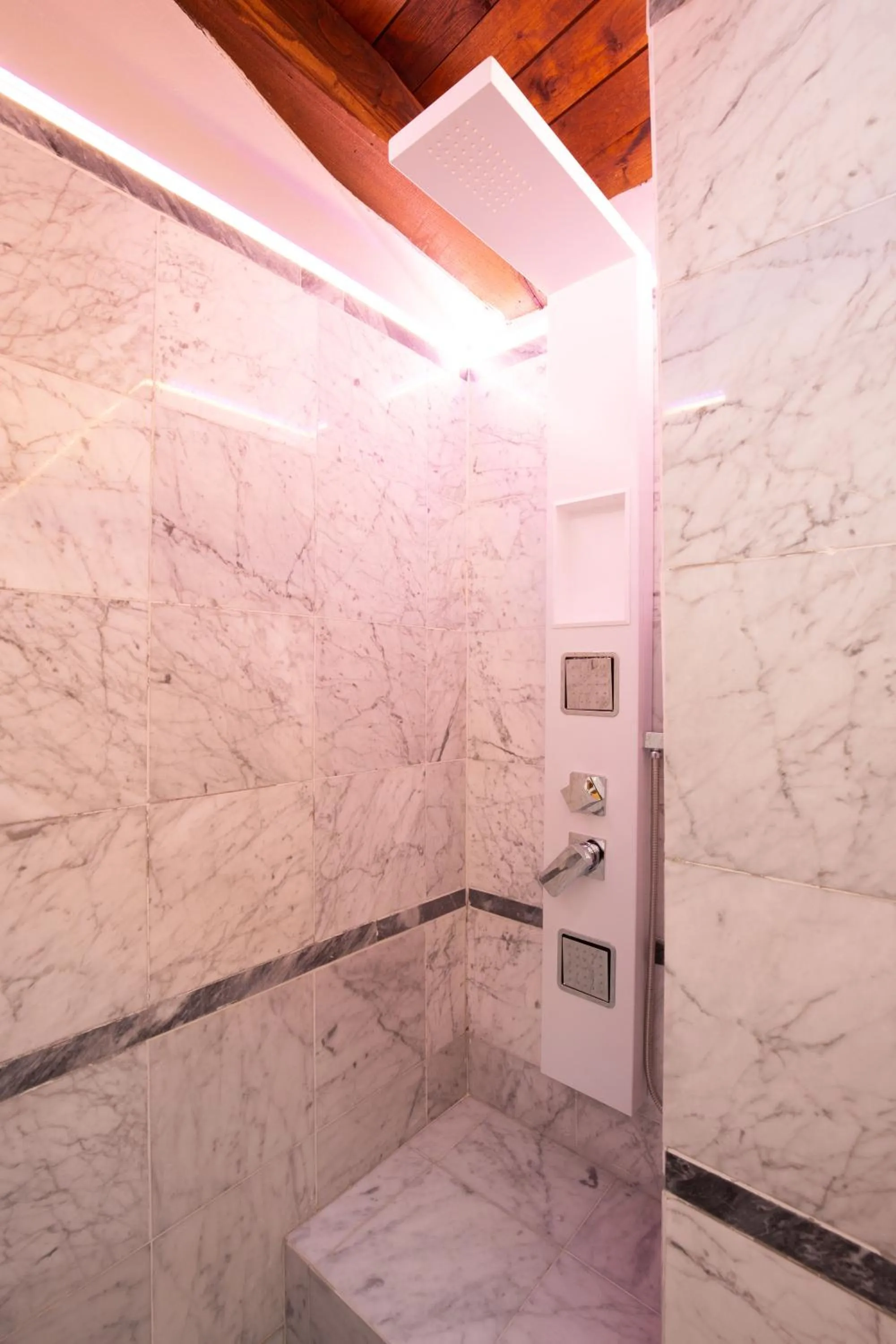 Shower in BolognaRoomscom - Falegnami Boutique