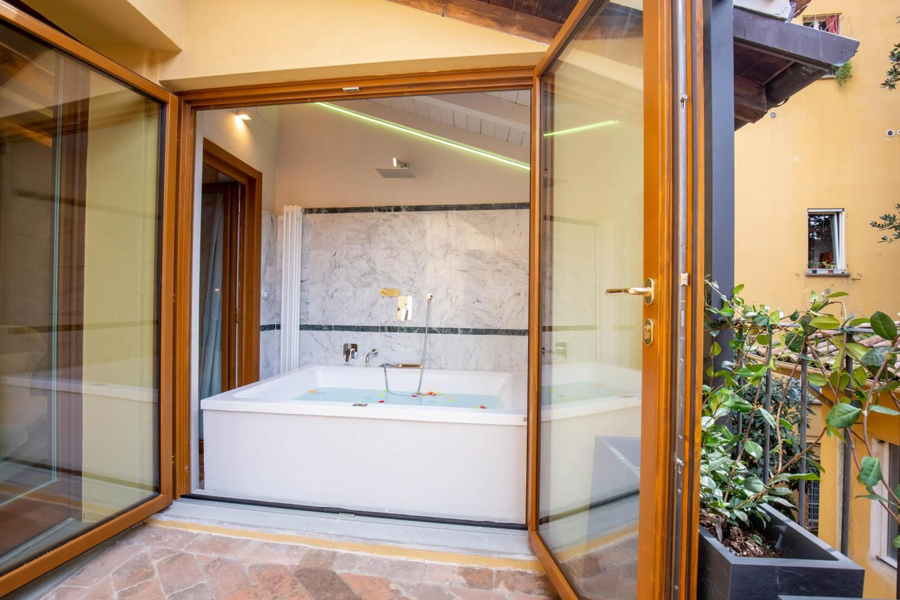 Hot Tub in BolognaRoomscom - Falegnami Boutique