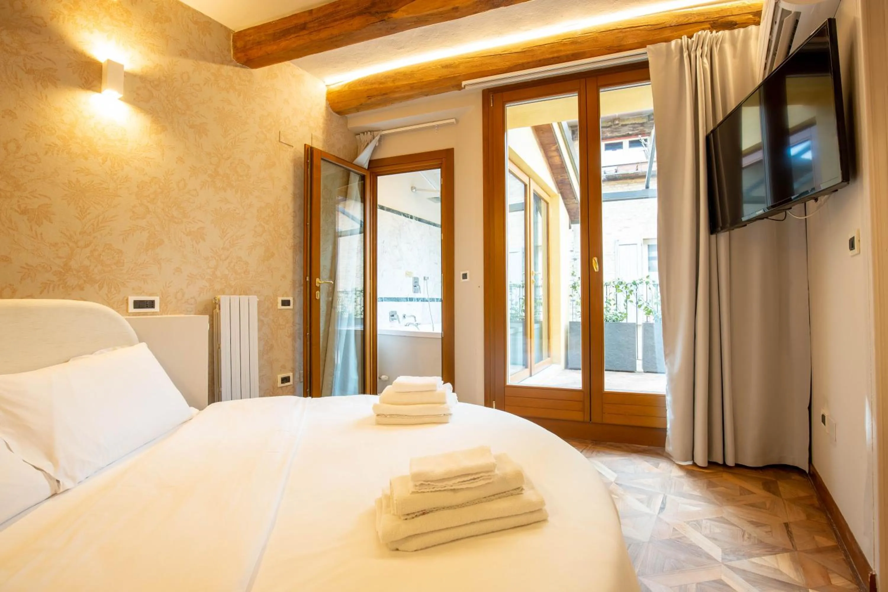 Bedroom, Bed in BolognaRoomscom - Falegnami Boutique