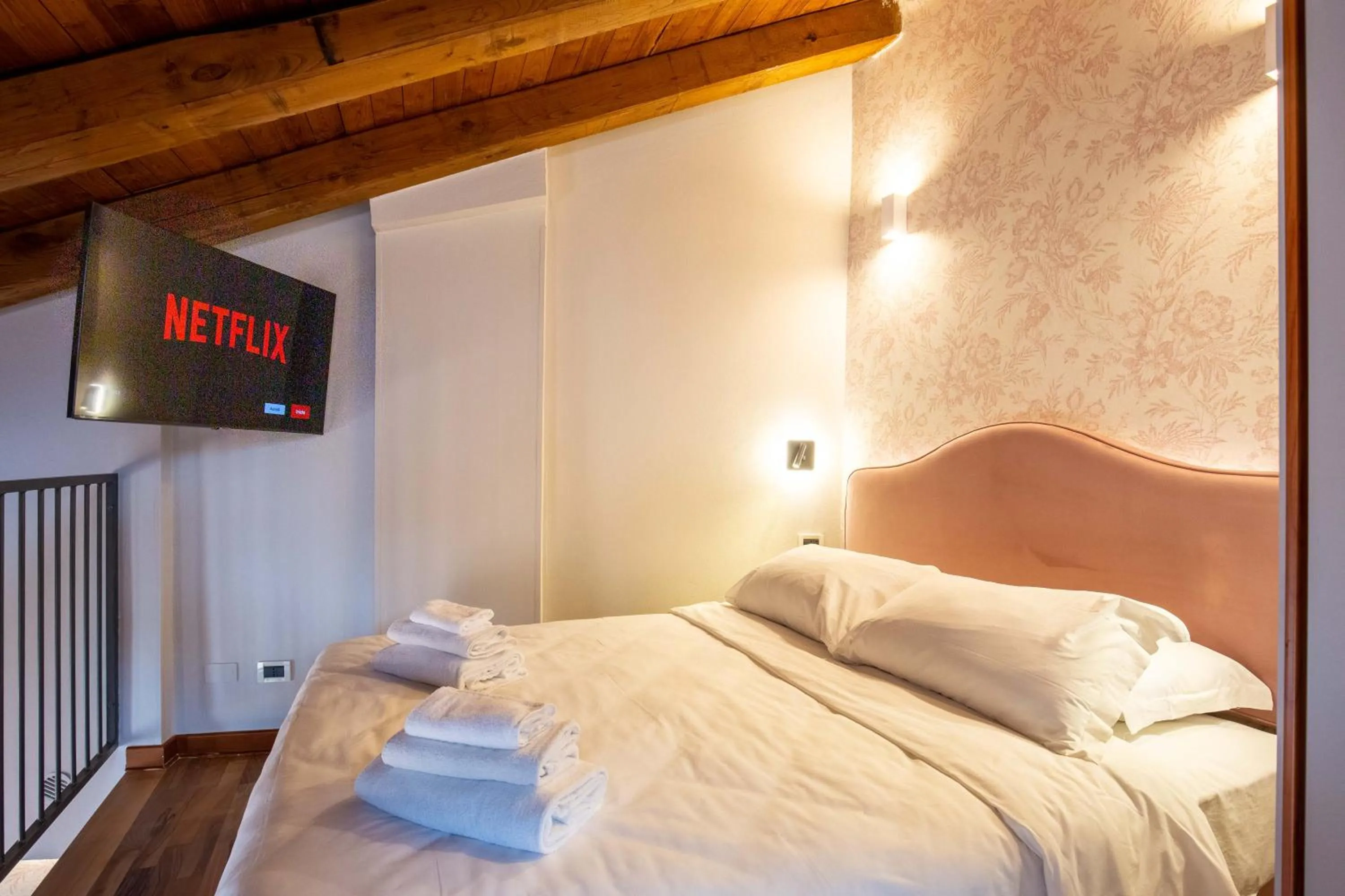 Bedroom, Bed in BolognaRoomscom - Falegnami Boutique