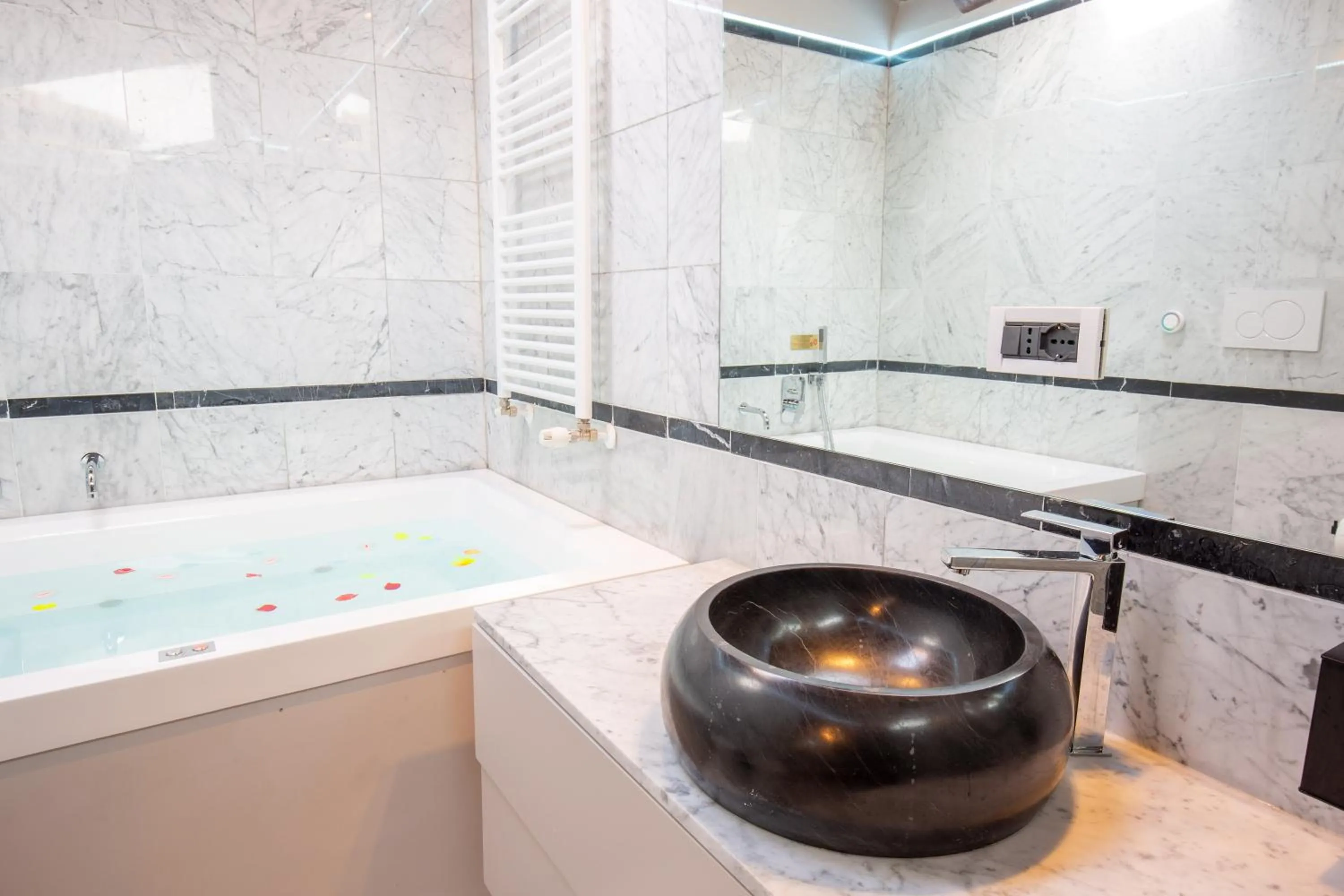 Bathroom in BolognaRoomscom - Falegnami Boutique