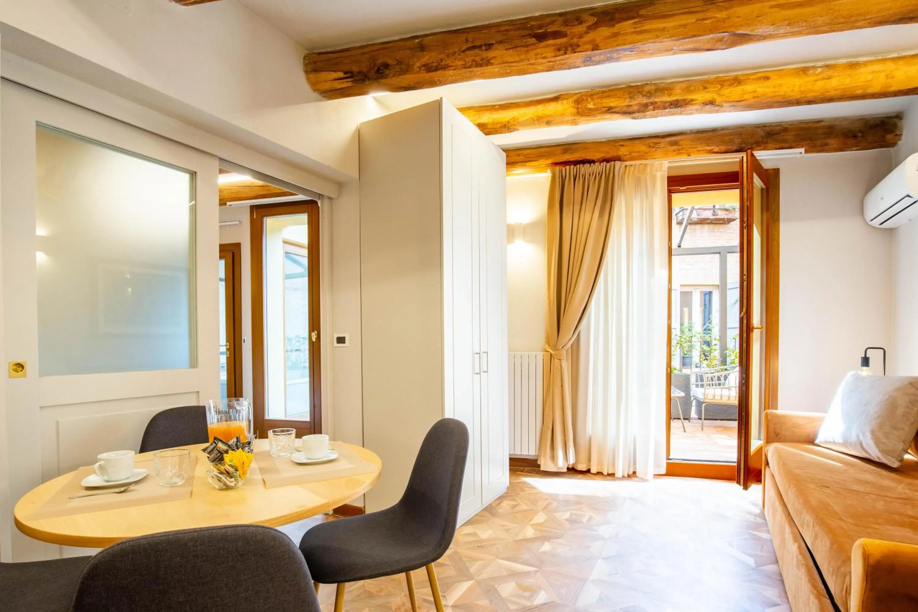 Living room in BolognaRoomscom - Falegnami Boutique