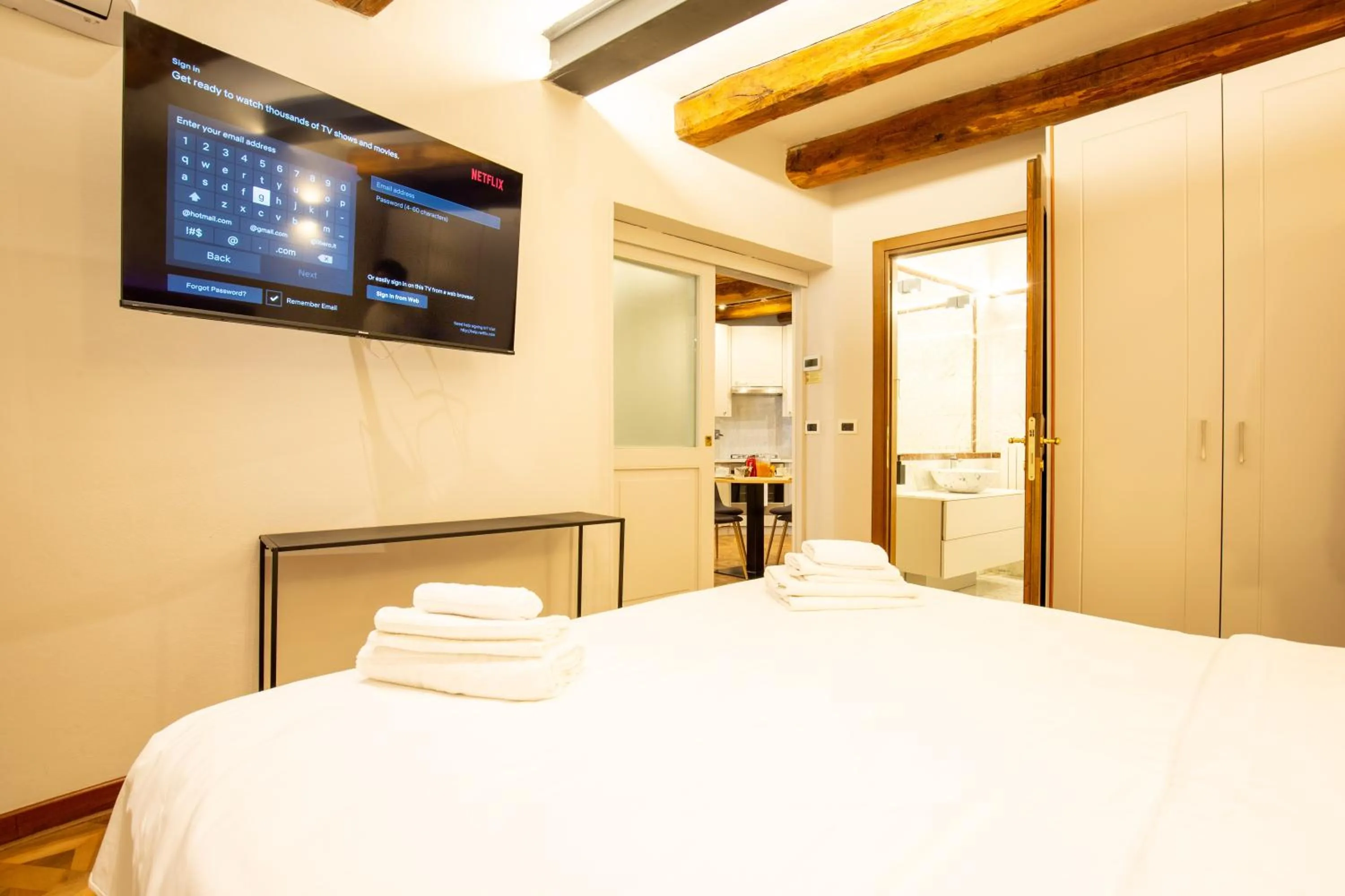 Bedroom, Bed in BolognaRoomscom - Falegnami Boutique