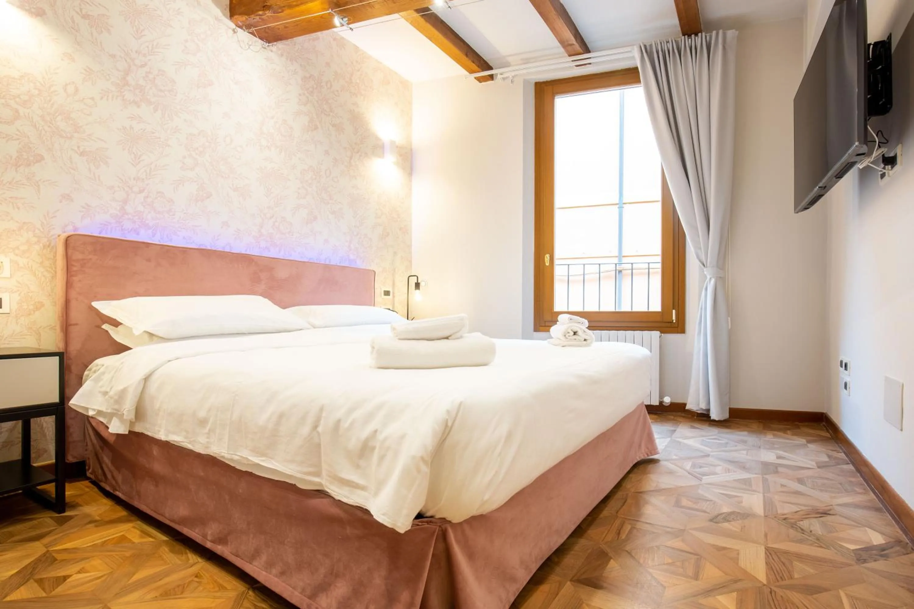 Bedroom, Bed in BolognaRoomscom - Falegnami Boutique