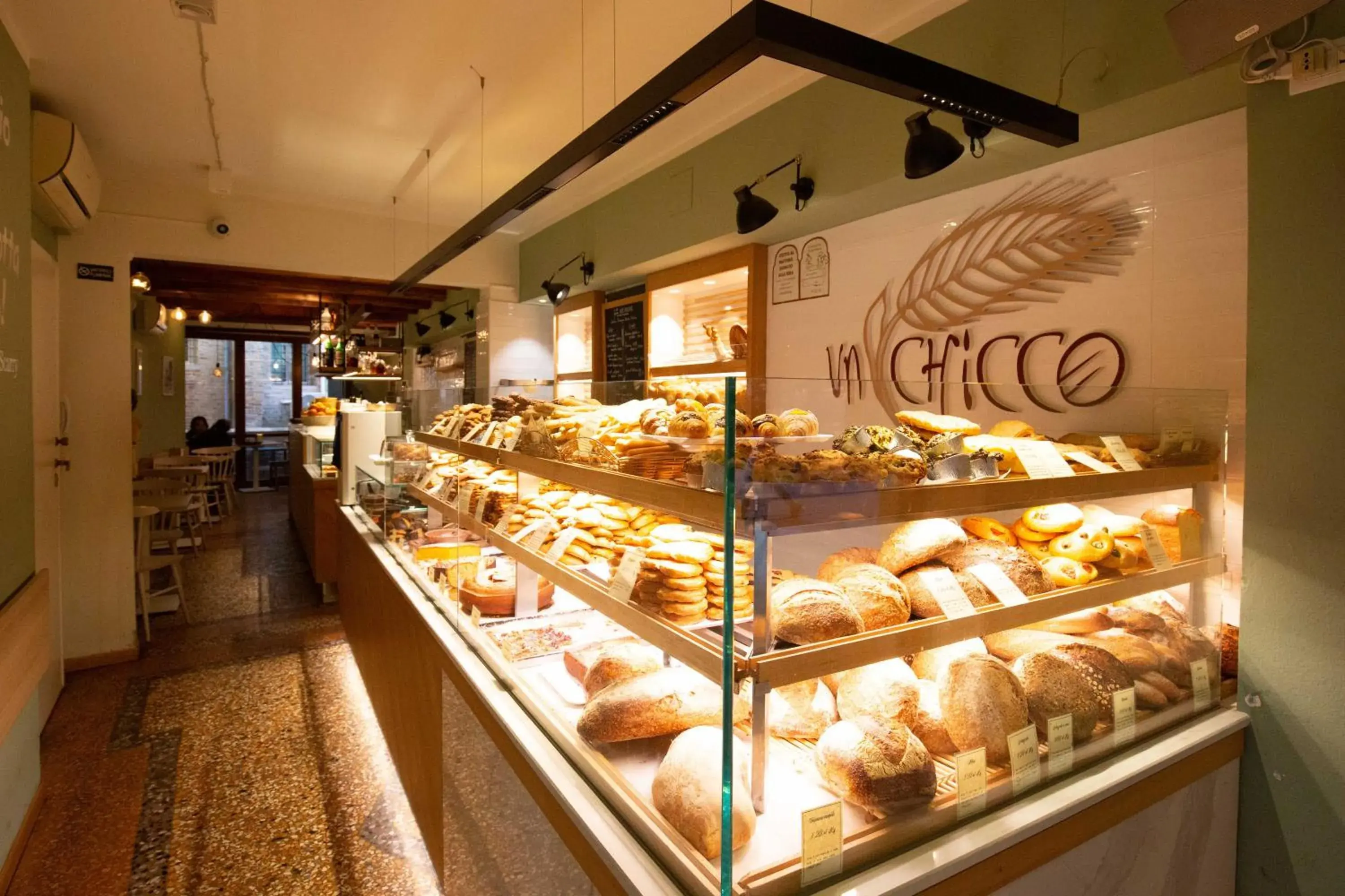 Food and drinks in BolognaRoomscom - Falegnami Boutique Food and drinks in BolognaRoomscom - Falegnami Boutique