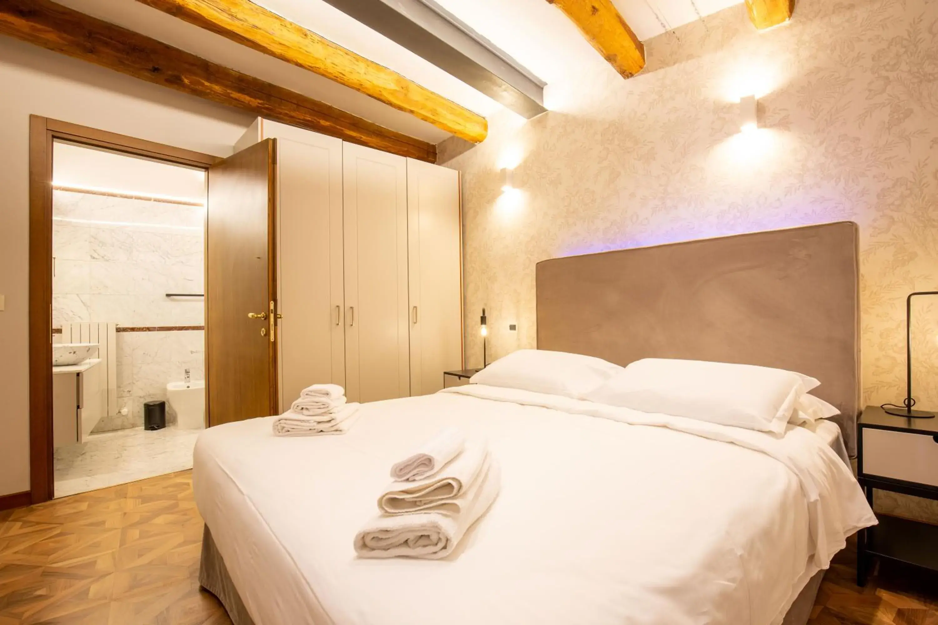 Bedroom, Bed in BolognaRoomscom - Falegnami Boutique Bedroom, Bed in BolognaRoomscom - Falegnami Boutique