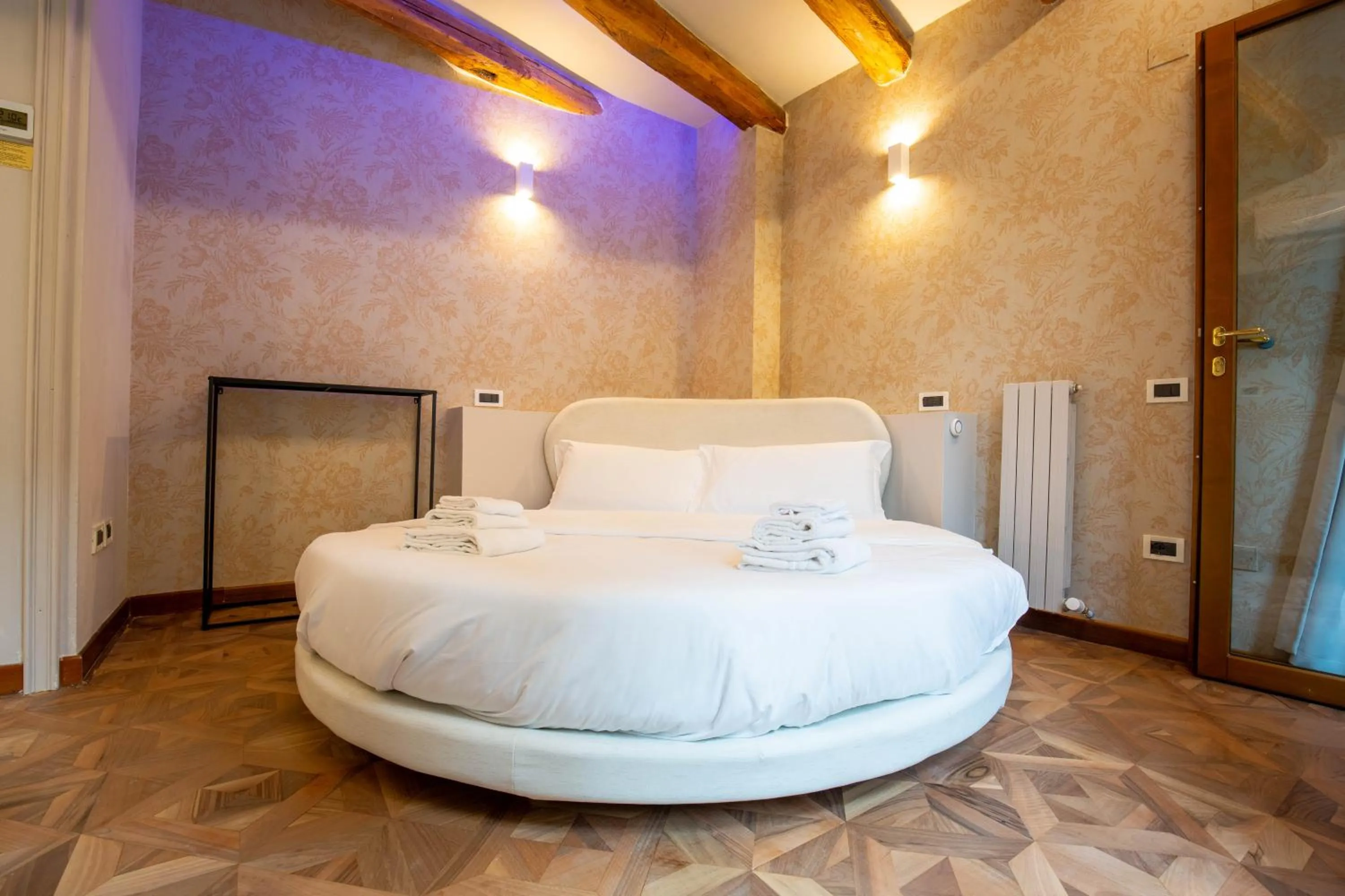 Bedroom, Bed in BolognaRoomscom - Falegnami Boutique