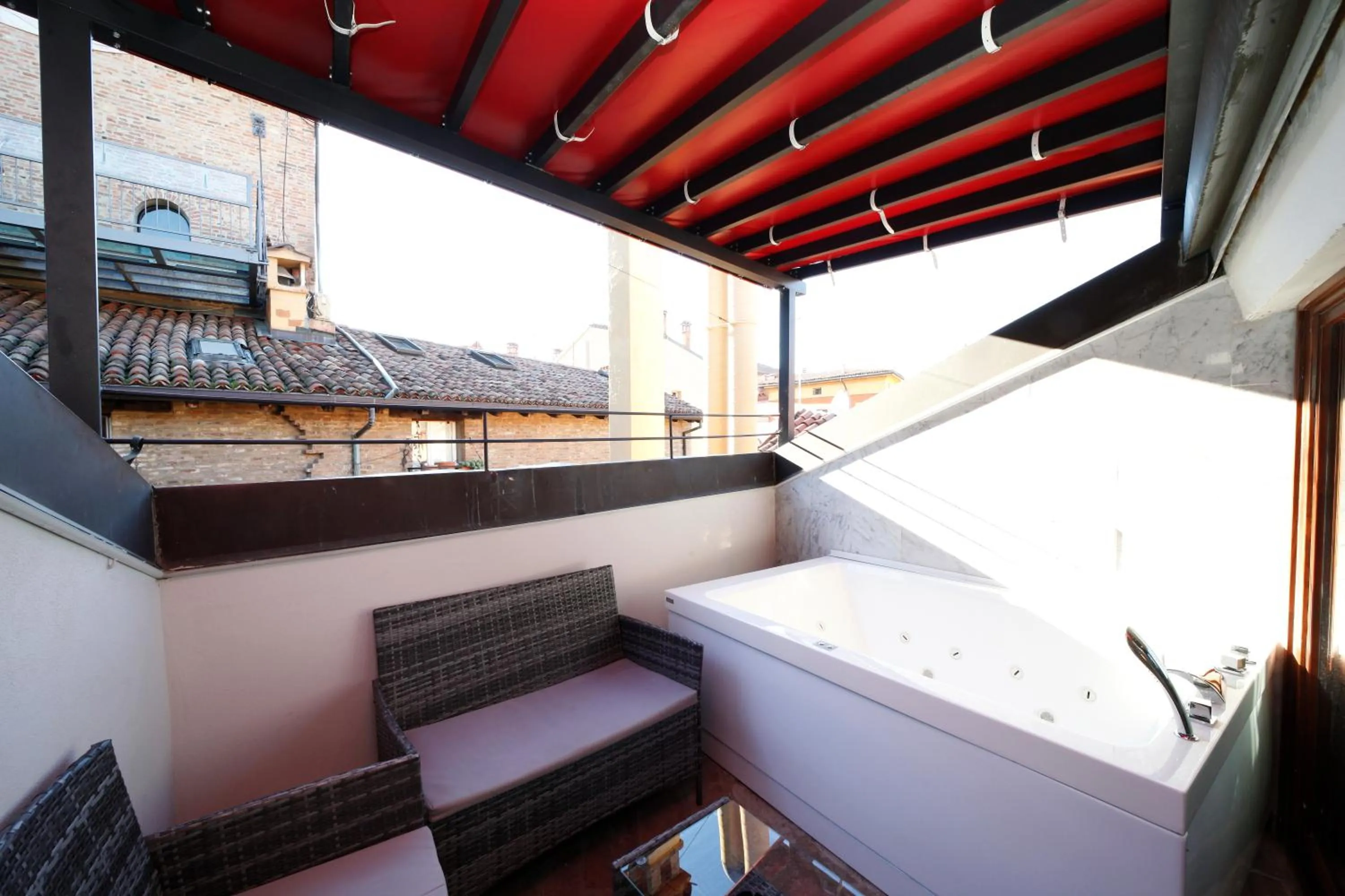 Hot Tub, Bed in BolognaRoomscom - Falegnami Boutique