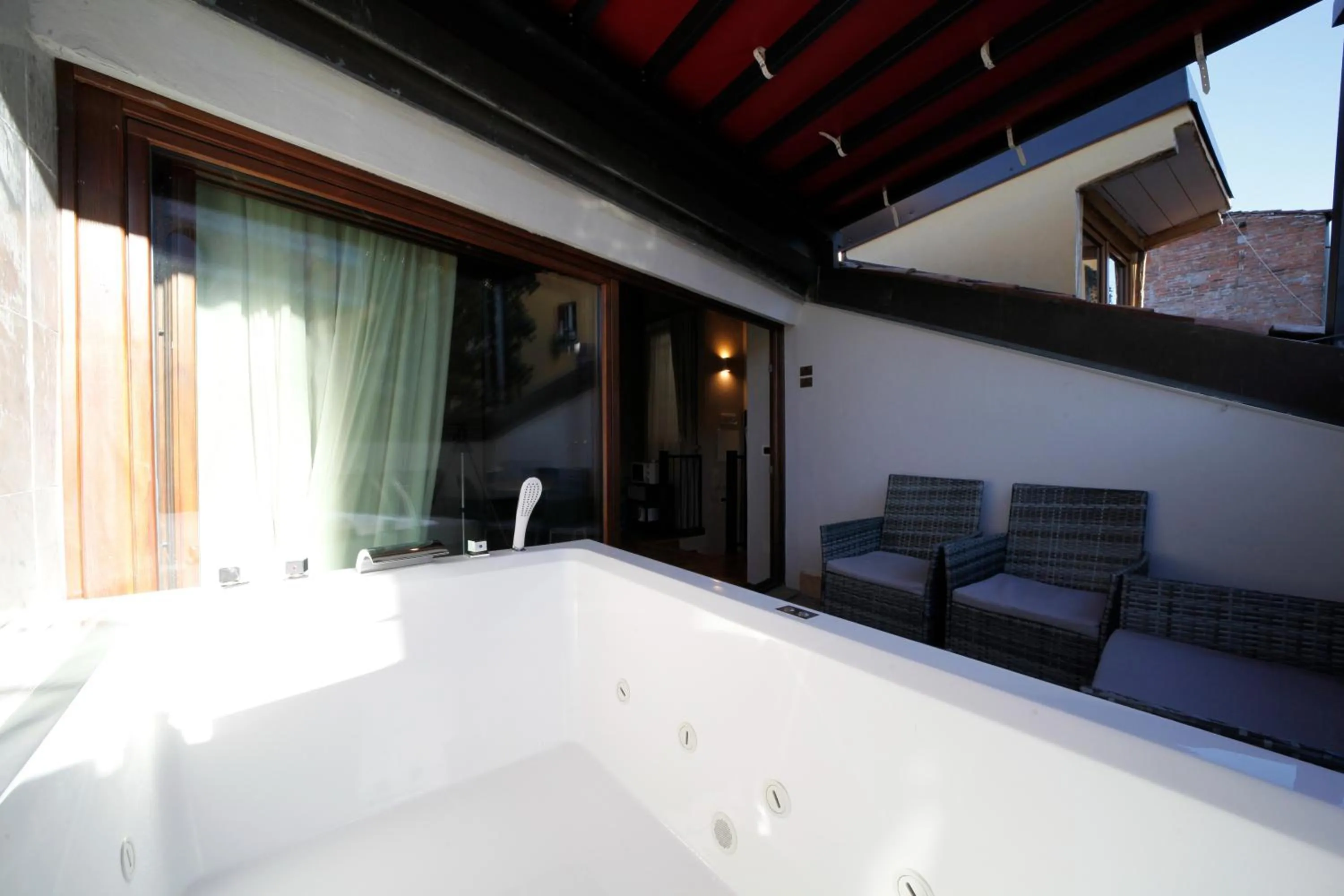 Hot Tub in BolognaRoomscom - Falegnami Boutique