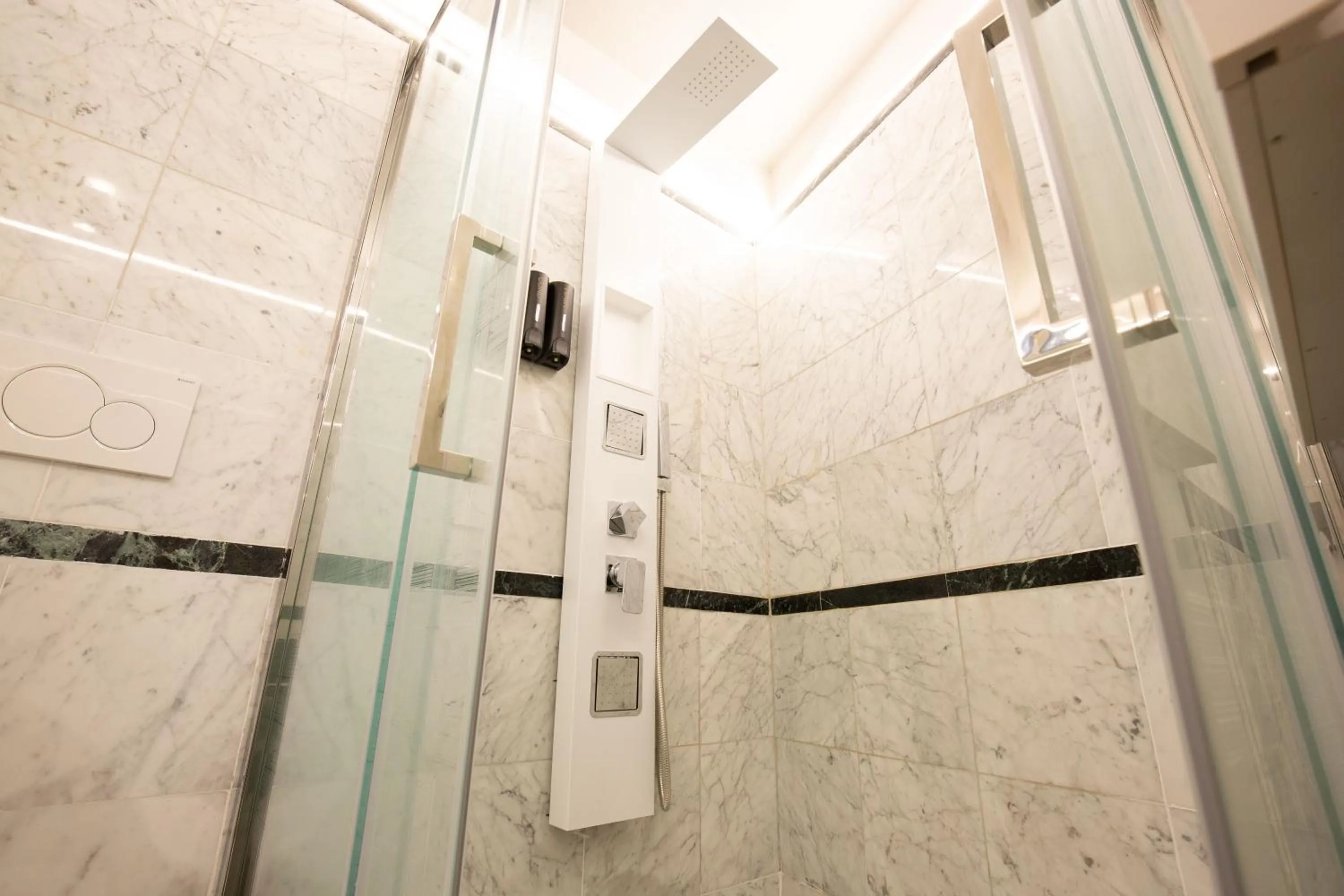 Shower in BolognaRoomscom - Falegnami Boutique