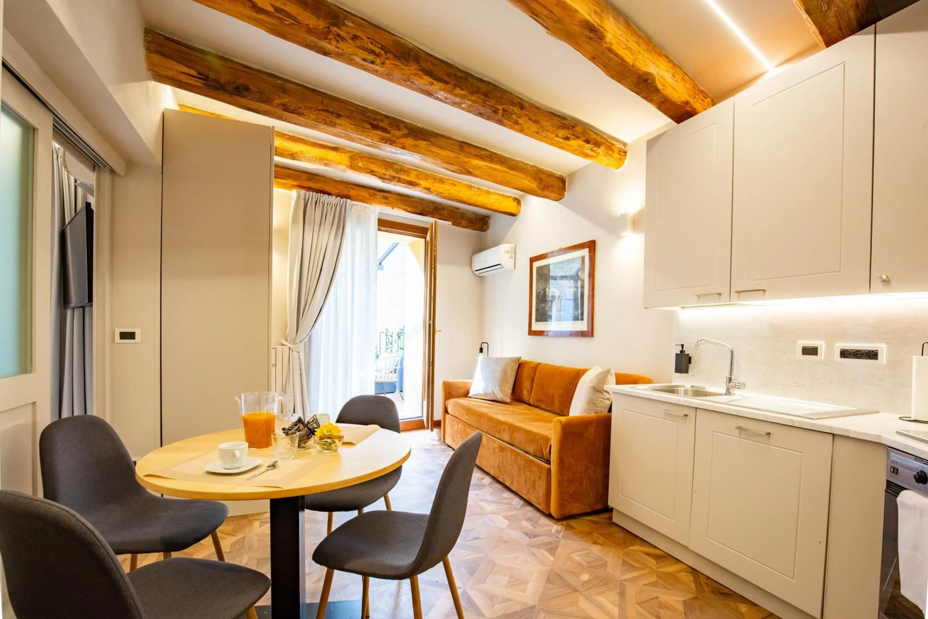 Living room in BolognaRoomscom - Falegnami Boutique