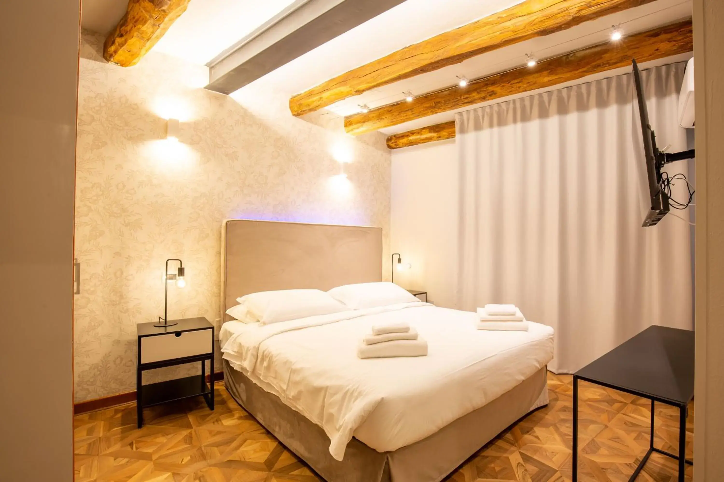 Bedroom, Bed in BolognaRoomscom - Falegnami Boutique Bedroom, Bed in BolognaRoomscom - Falegnami Boutique