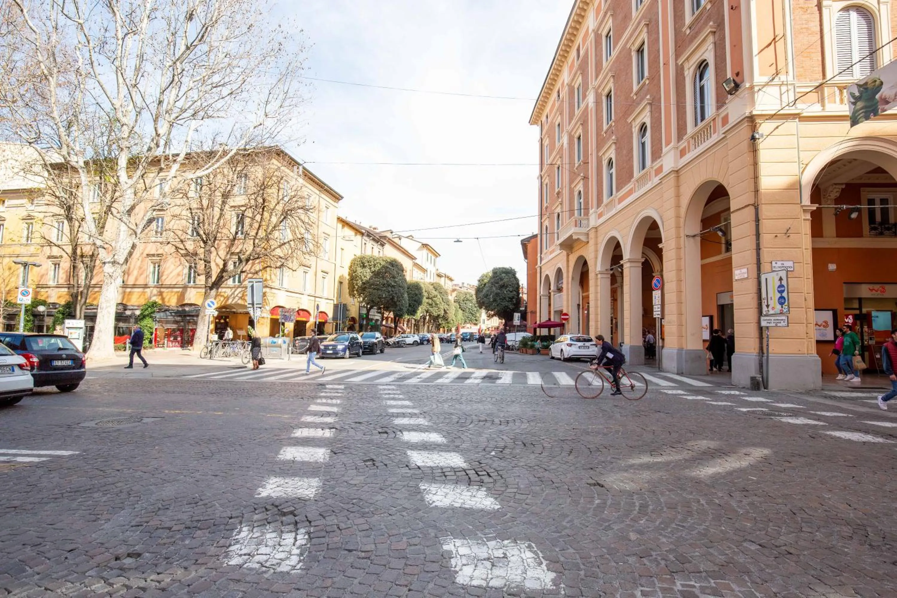 Street view in BolognaRoomscom - Falegnami Boutique
