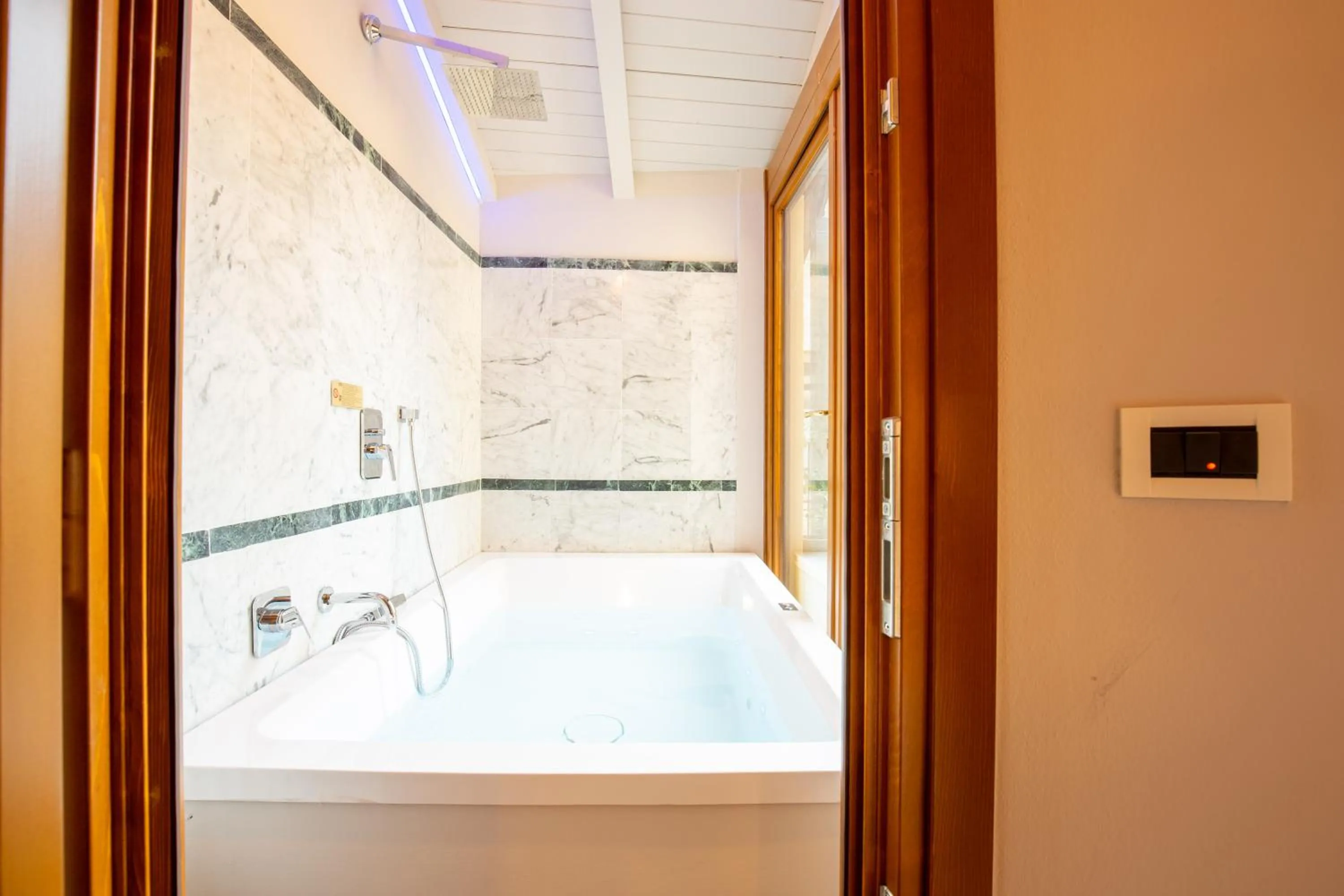 Hot Tub in BolognaRoomscom - Falegnami Boutique