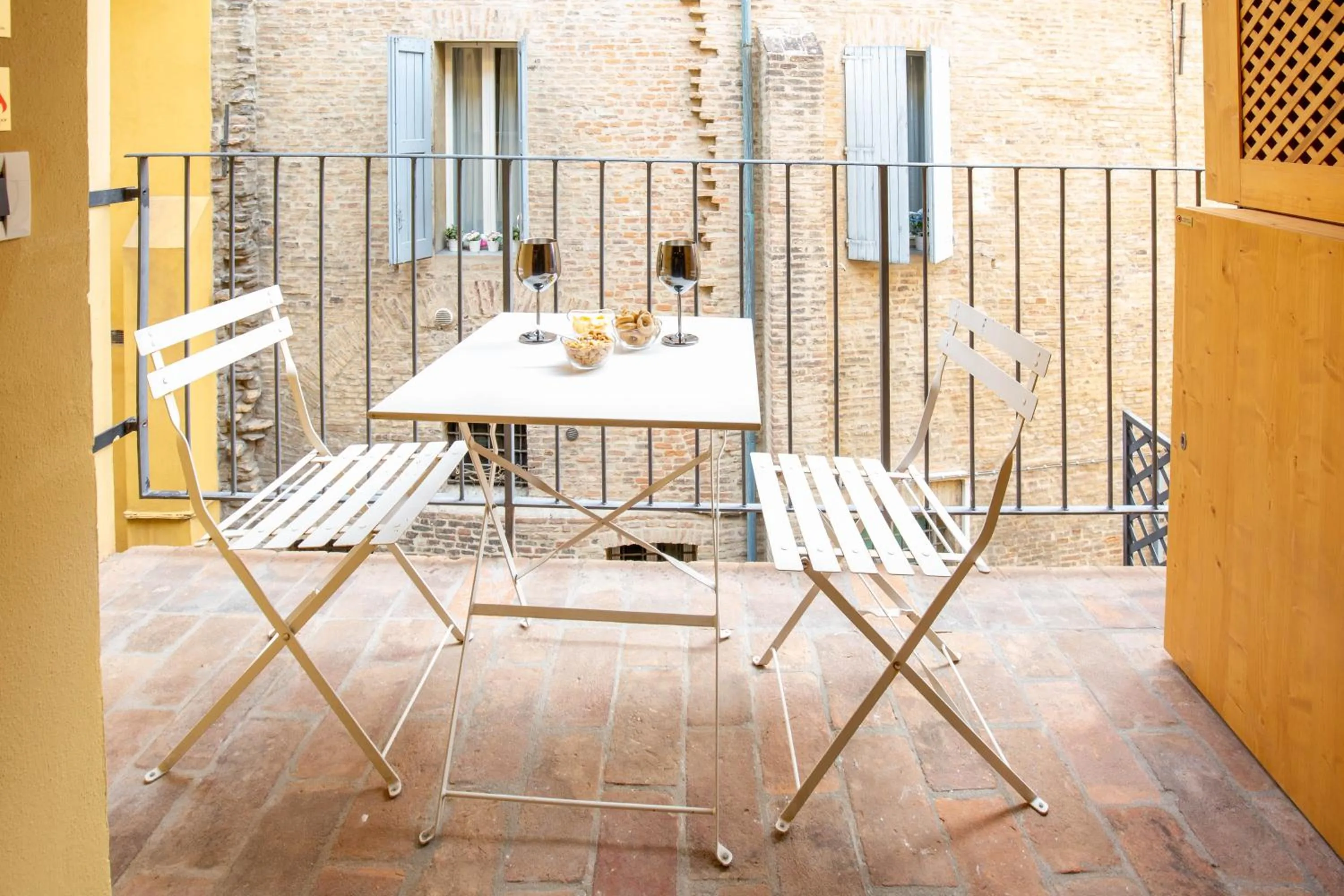 Balcony/Terrace in BolognaRoomscom - Falegnami Boutique