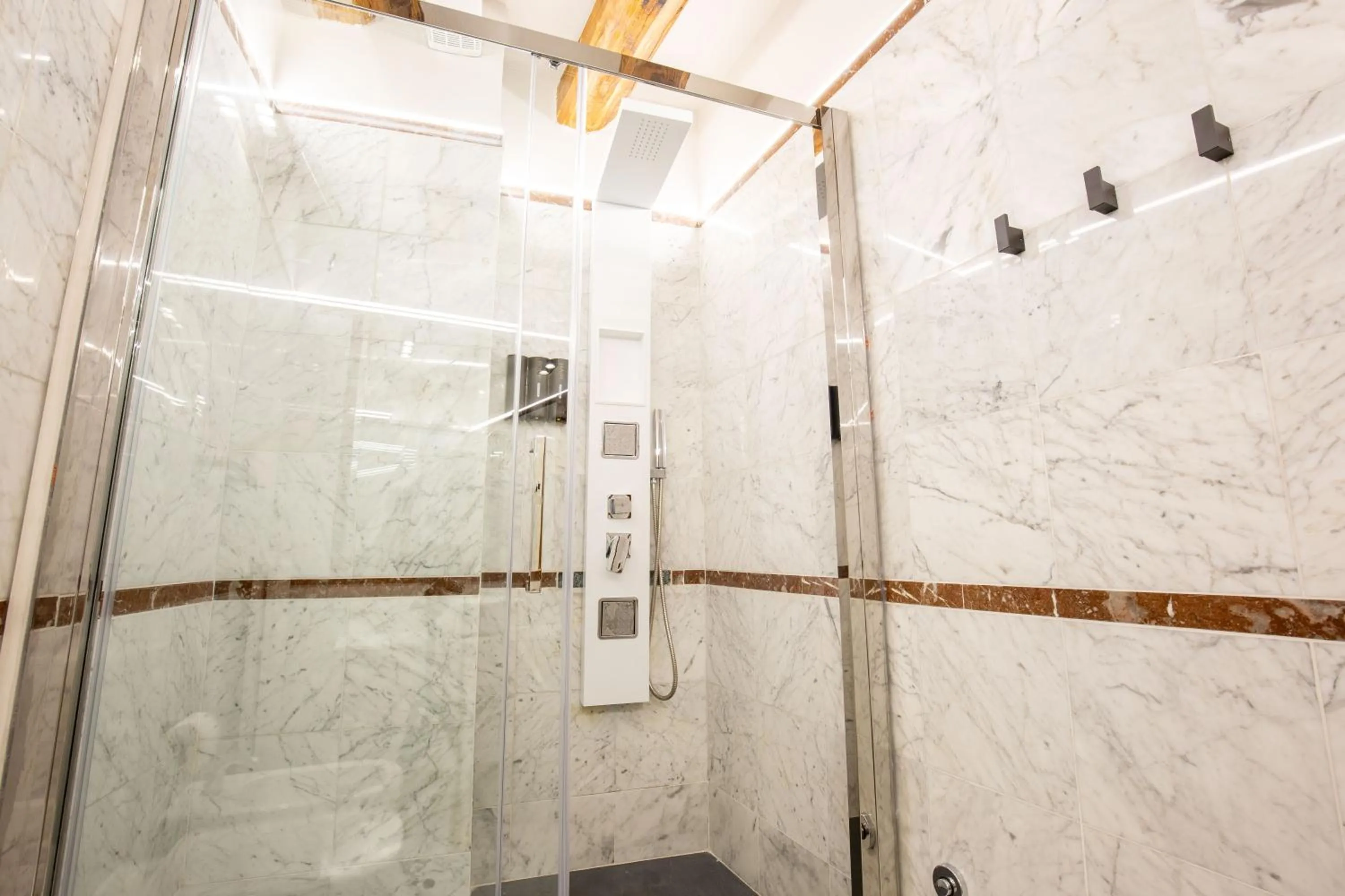 Shower in BolognaRoomscom - Falegnami Boutique