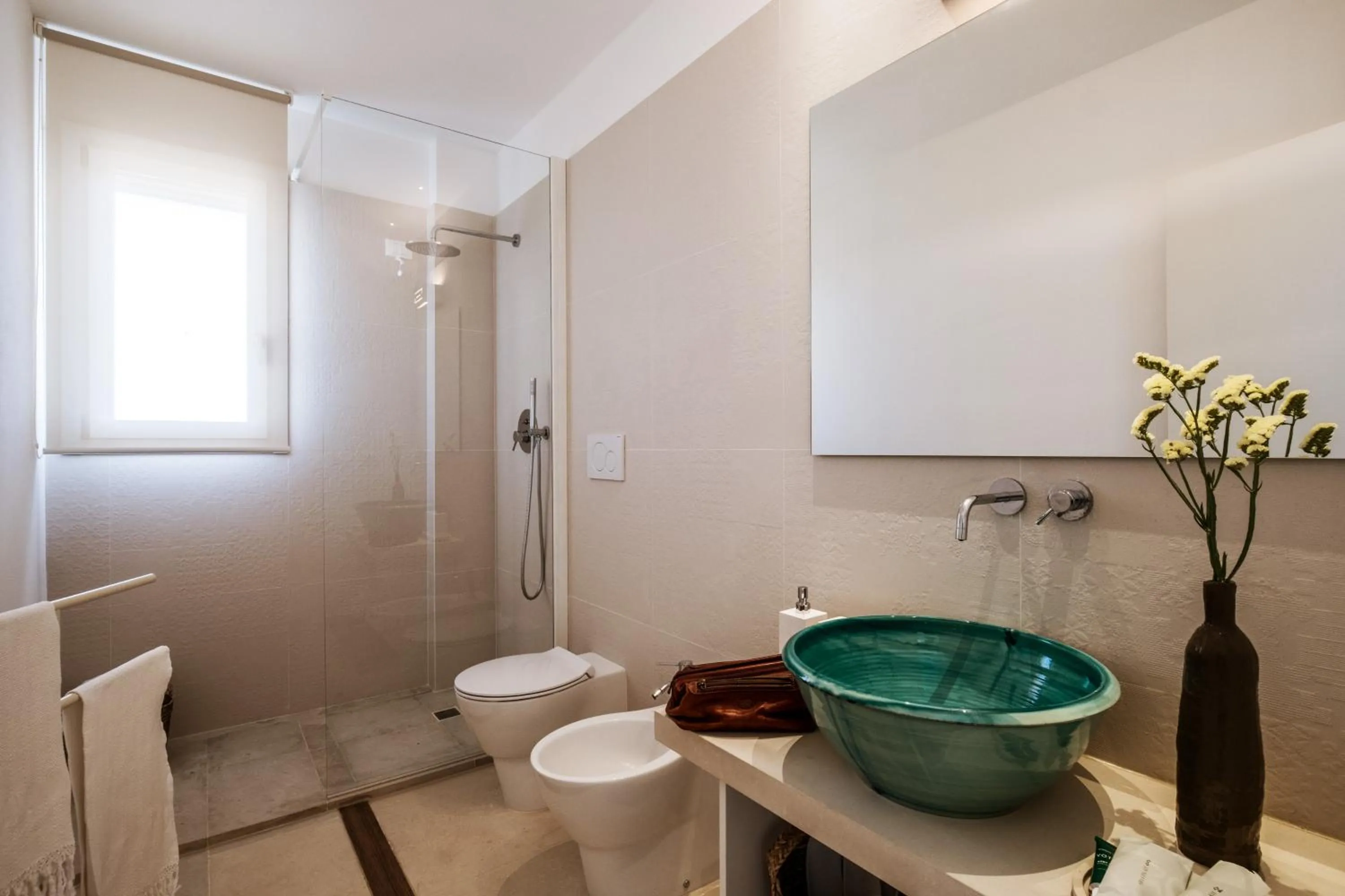 Shower in Secolario Masseria del Viverbene