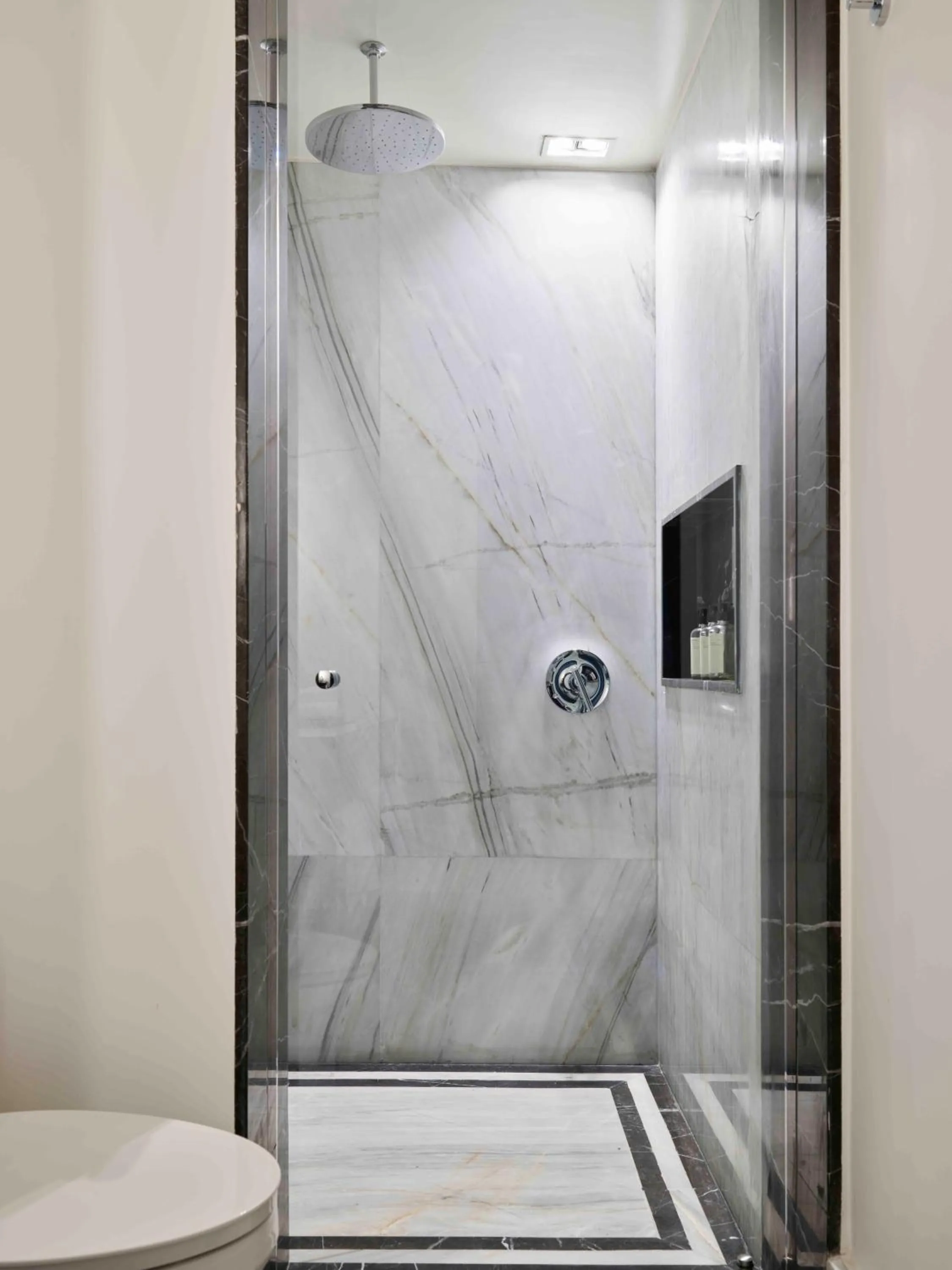 Shower in Hotel Dama