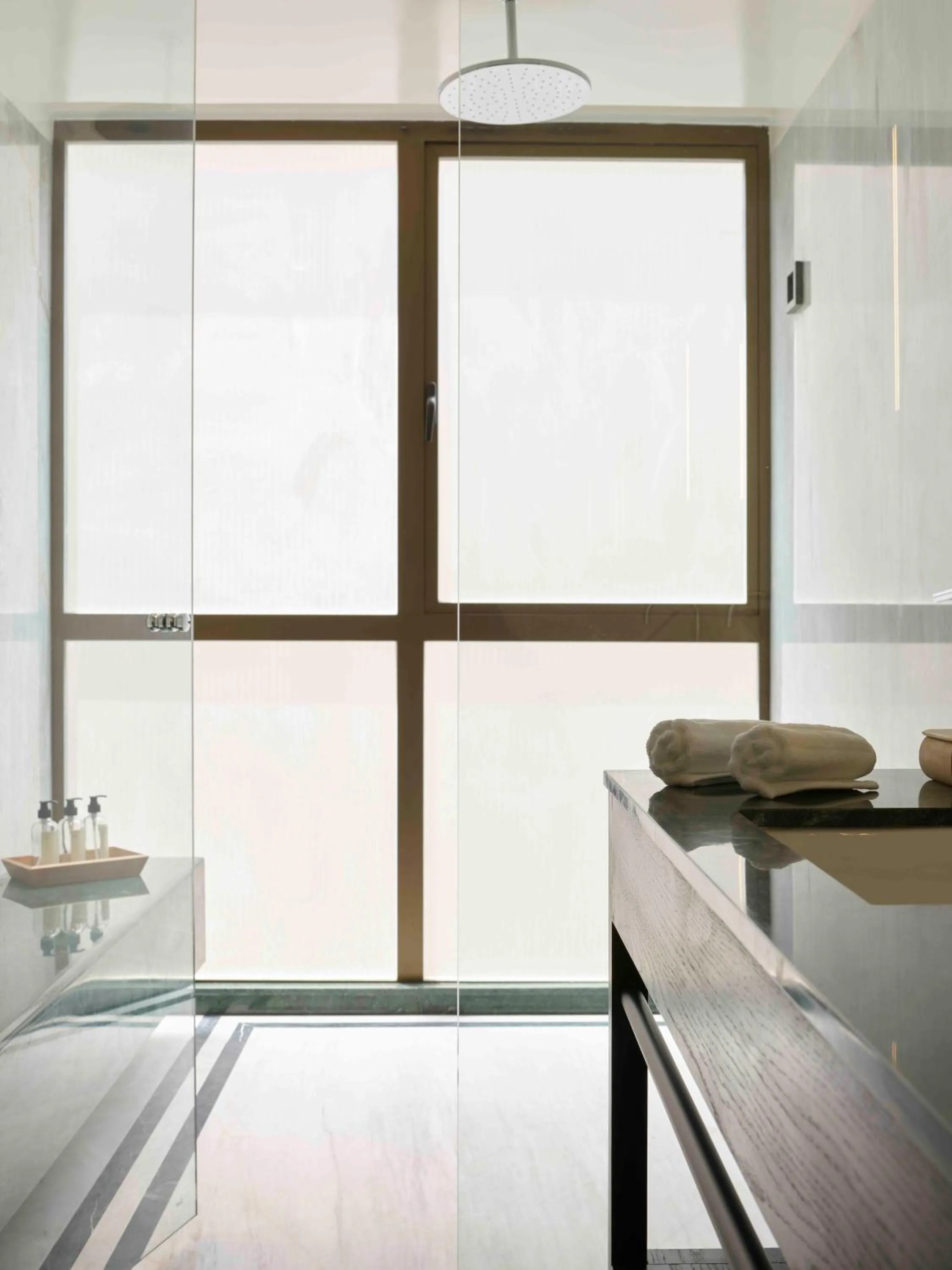 Shower, Bed in Hotel Dama