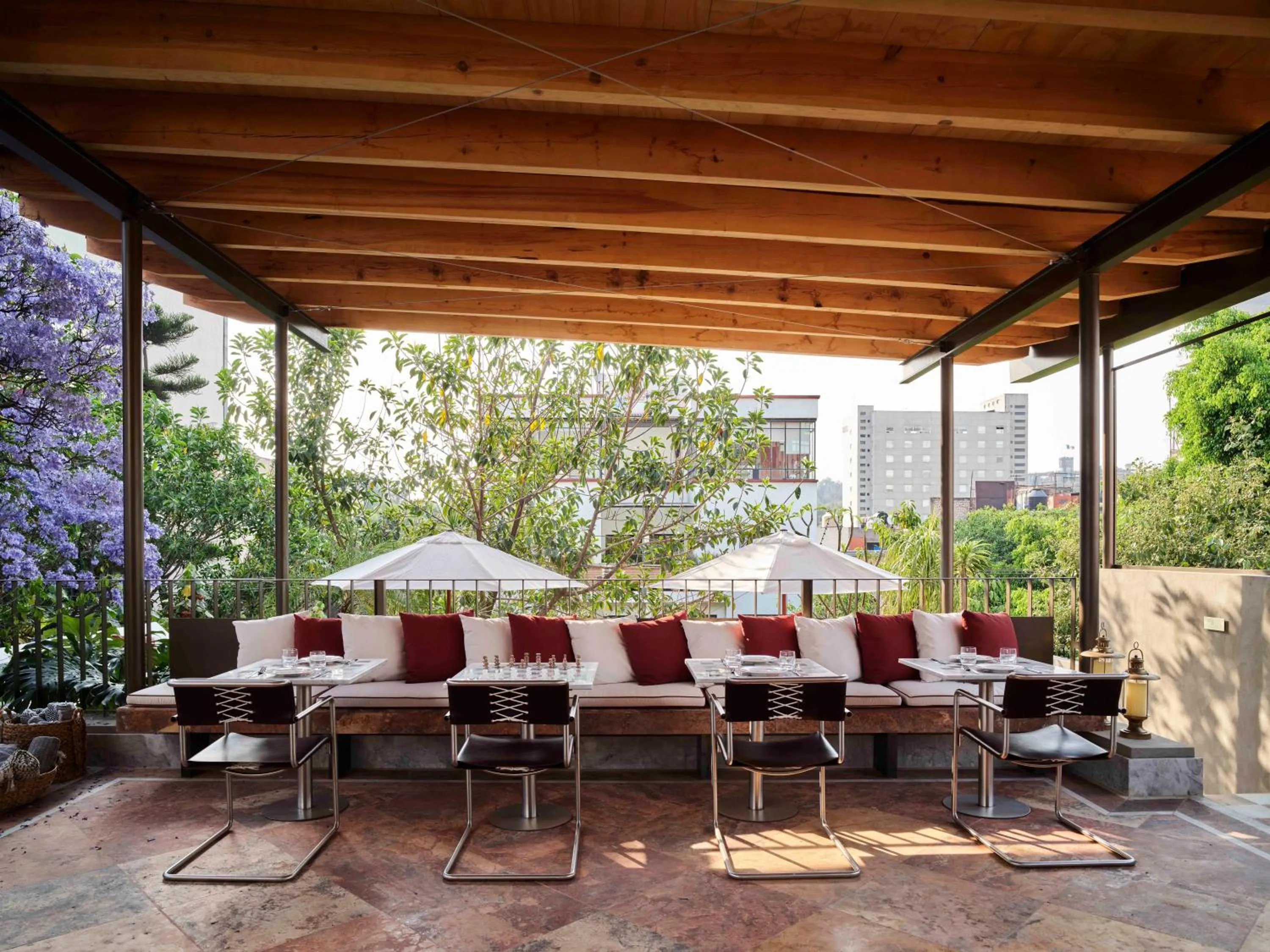 Restaurant/places to eat in Hotel Dama