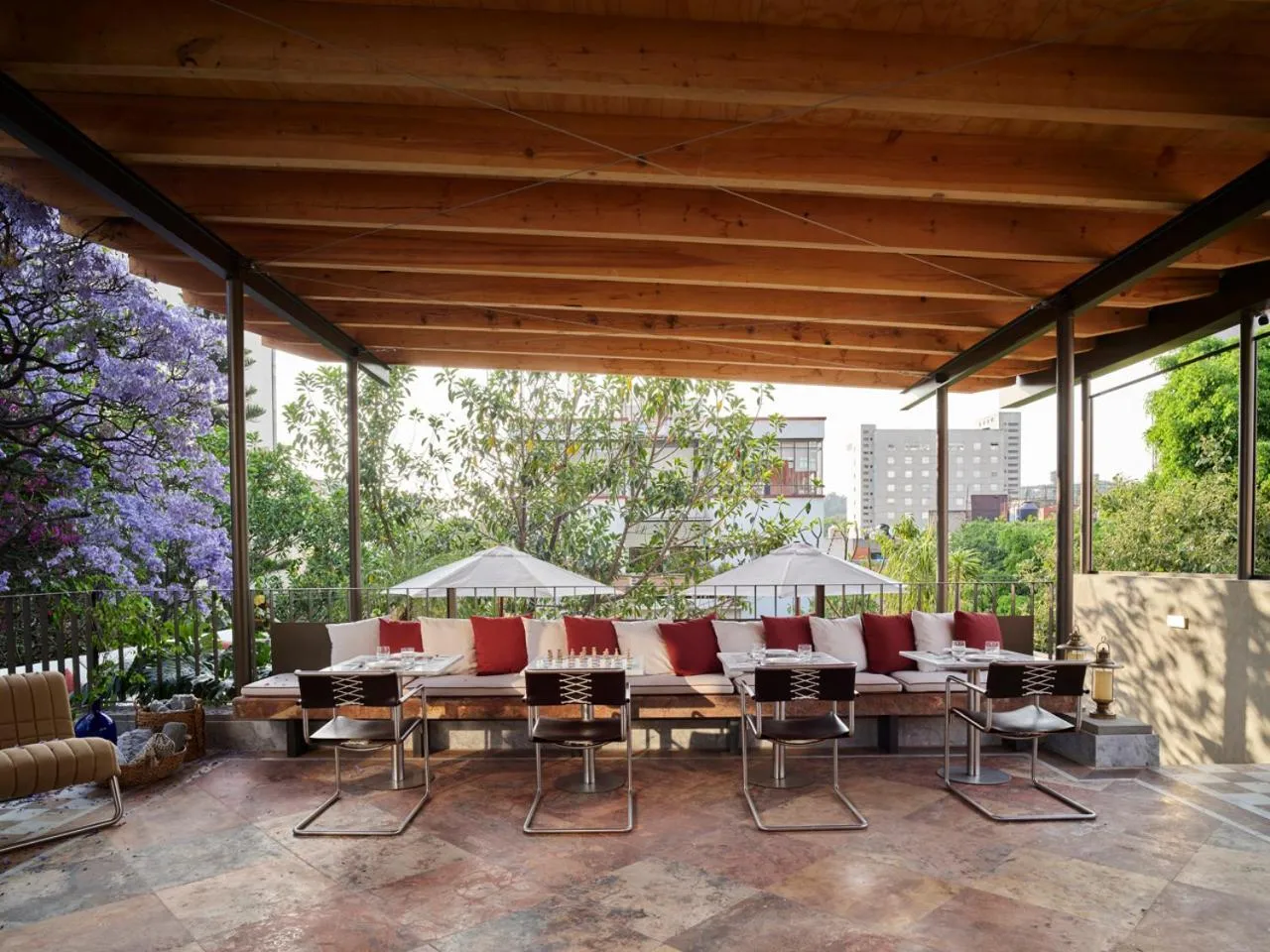 Restaurant/places to eat in Hotel Dama