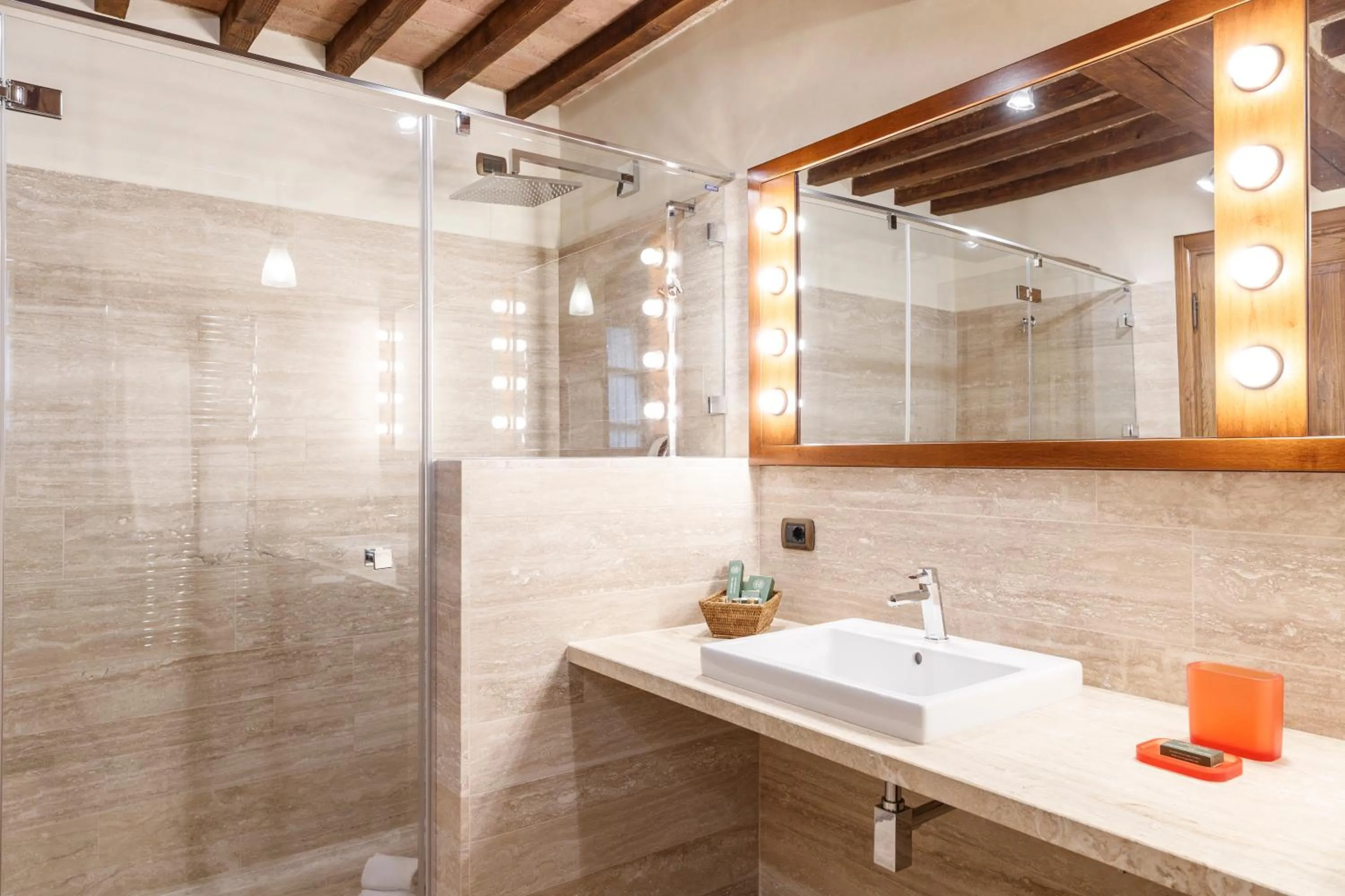Shower in Wine Relais In Montecucco - ColleMassari Hospitality