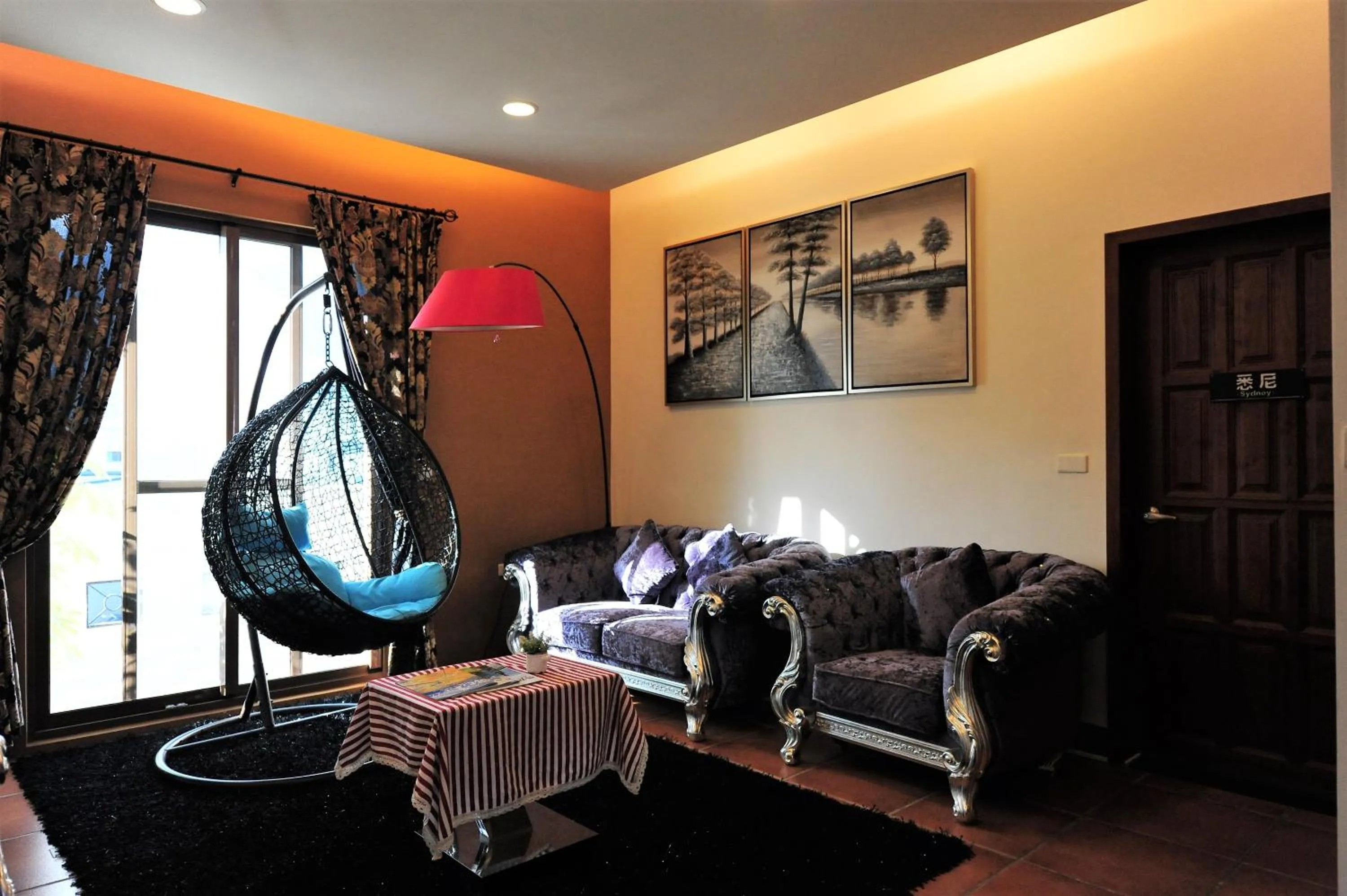 Library in White Palace B&B