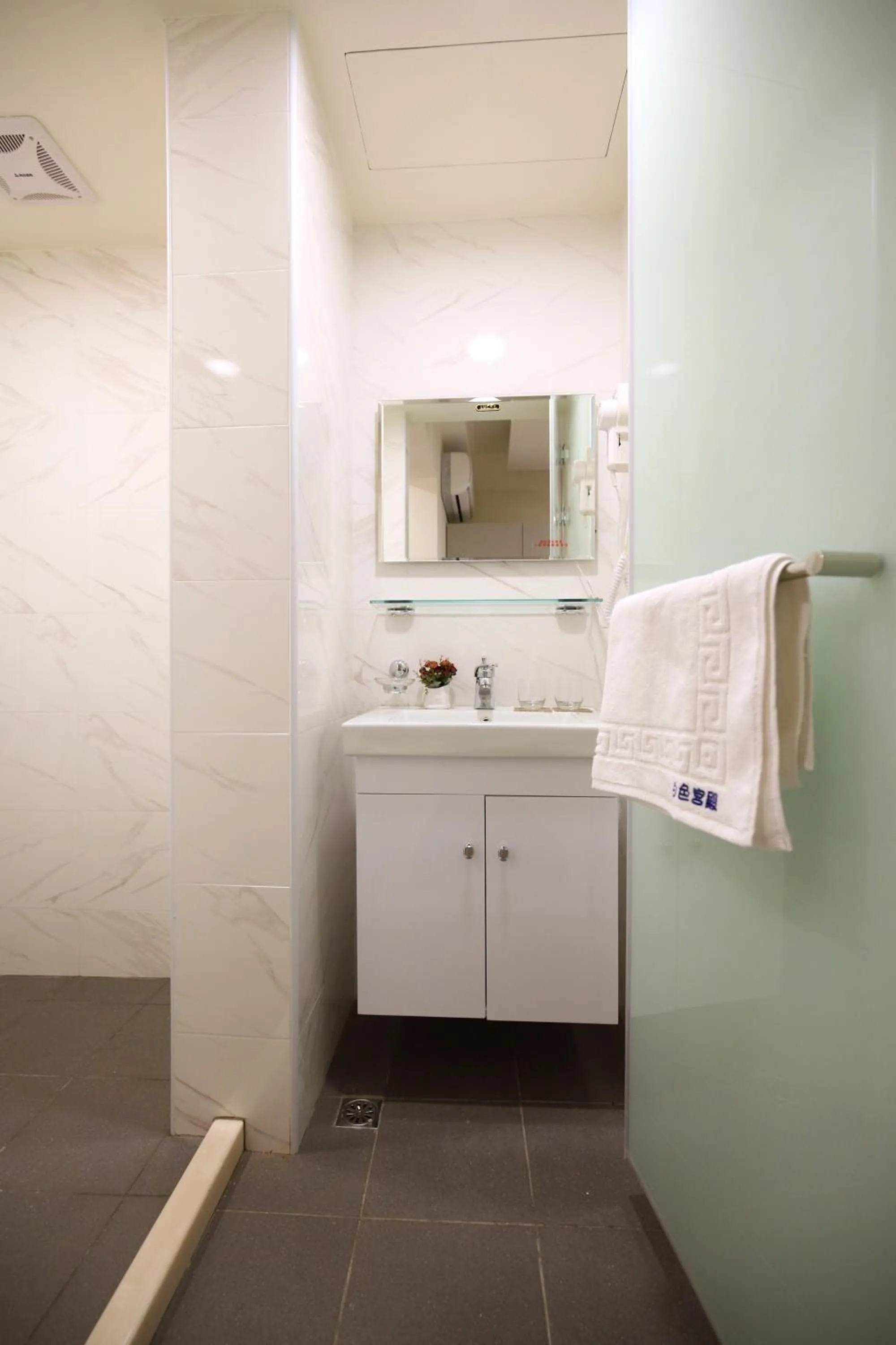 Bathroom in White Palace B&B