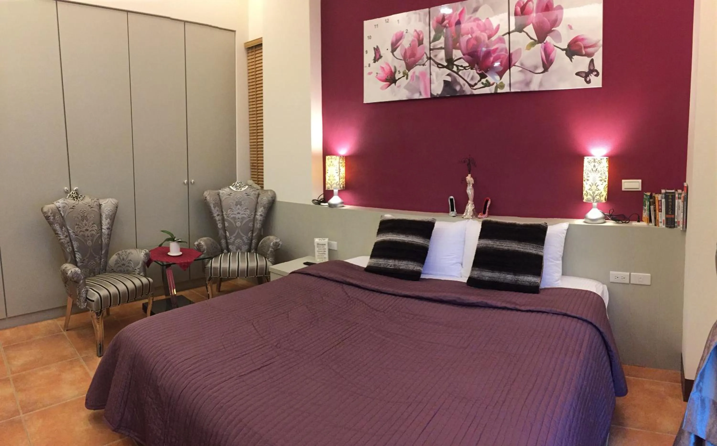 Photo of the whole room in White Palace B&B