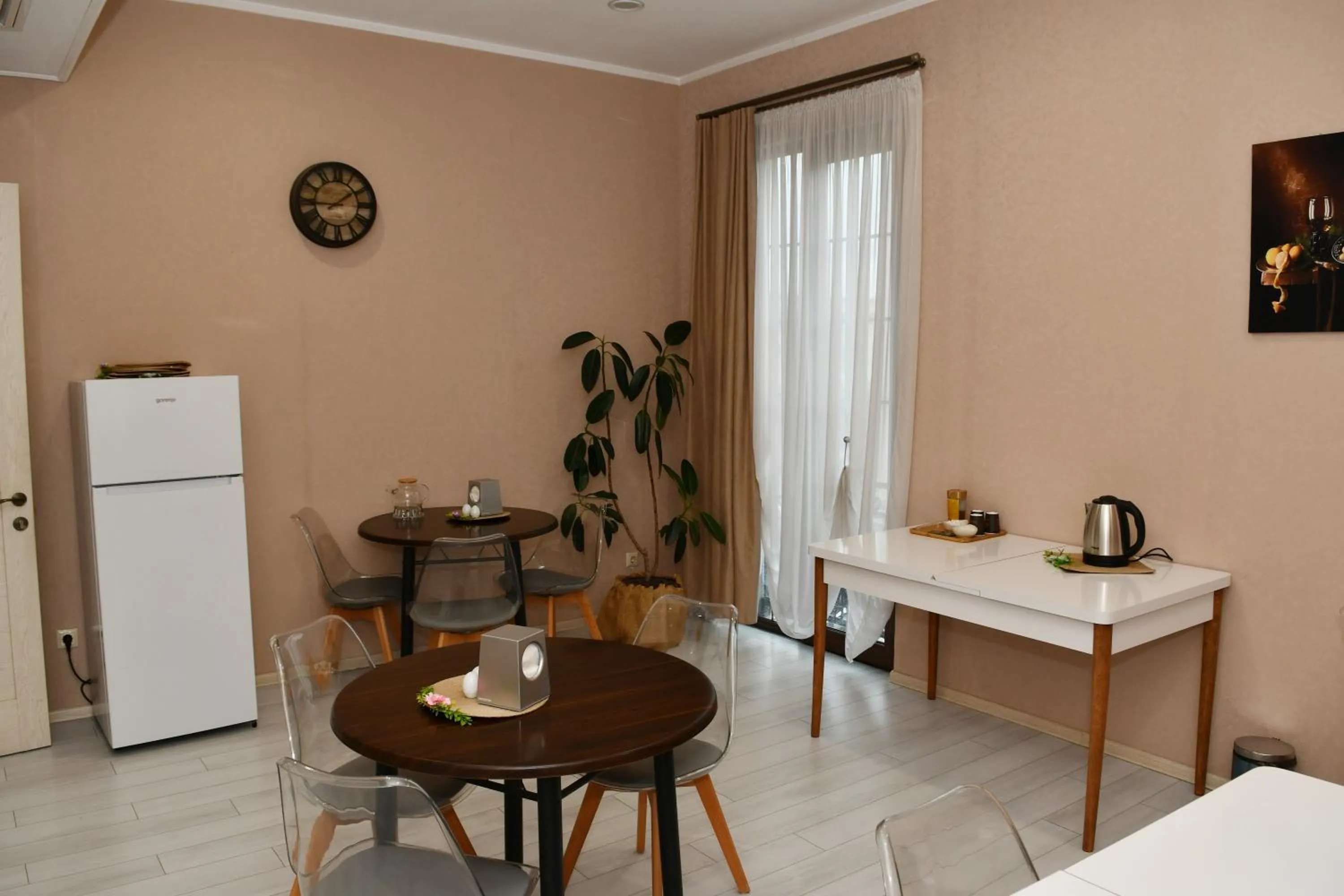 Restaurant/places to eat in Astoria Hotel