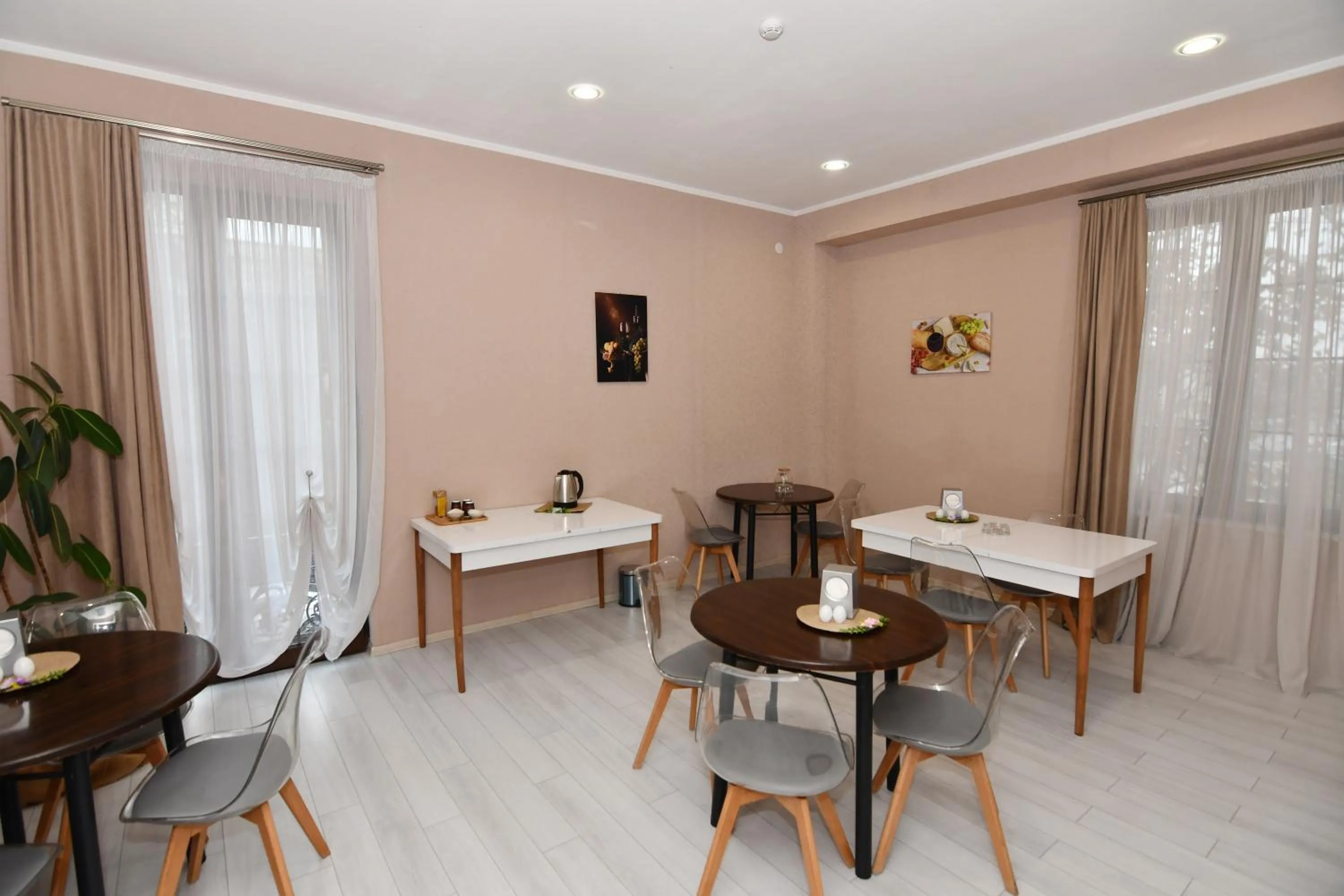 Restaurant/places to eat in Astoria Hotel