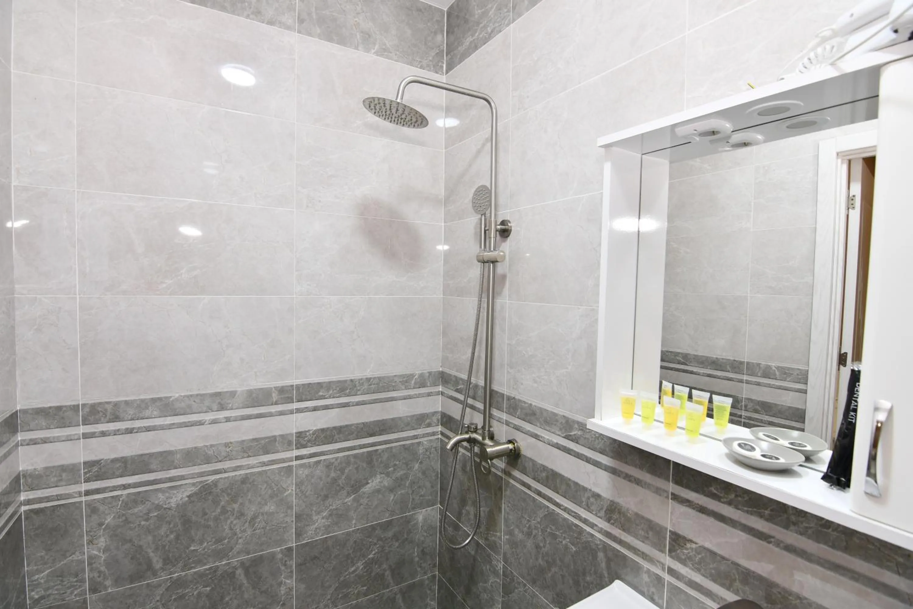 Shower in Astoria Hotel