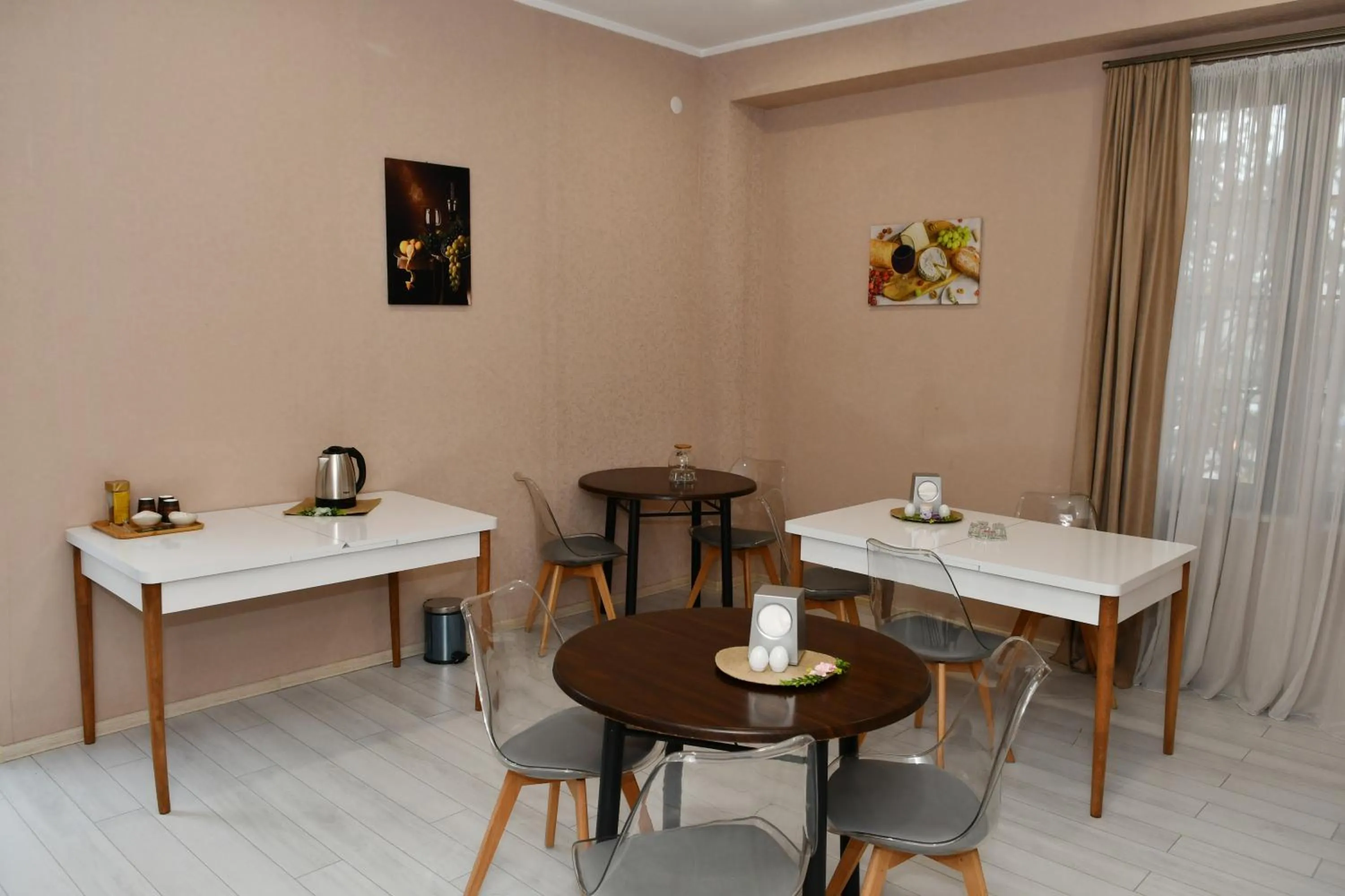 Restaurant/places to eat in Astoria Hotel