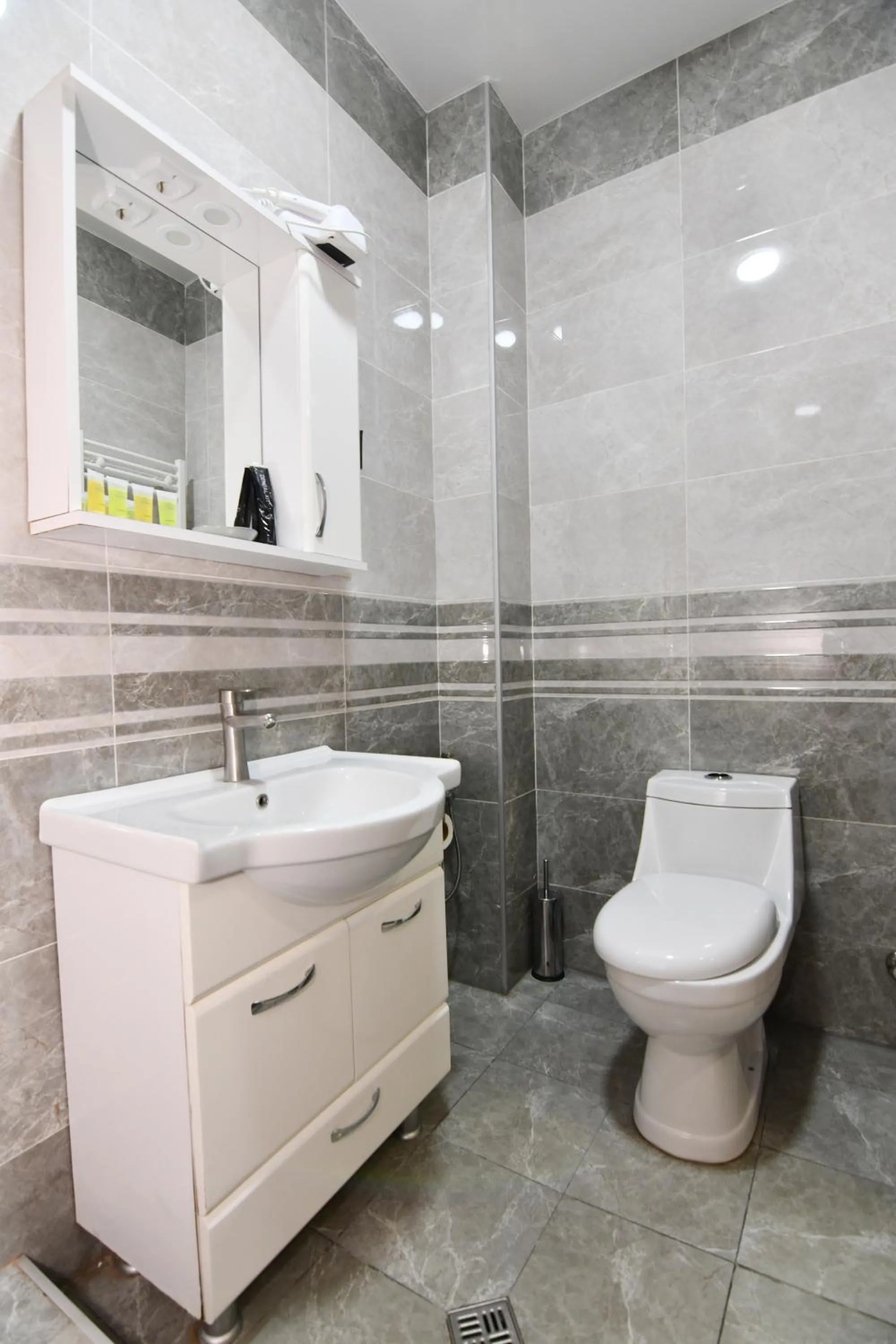 Shower in Astoria Hotel