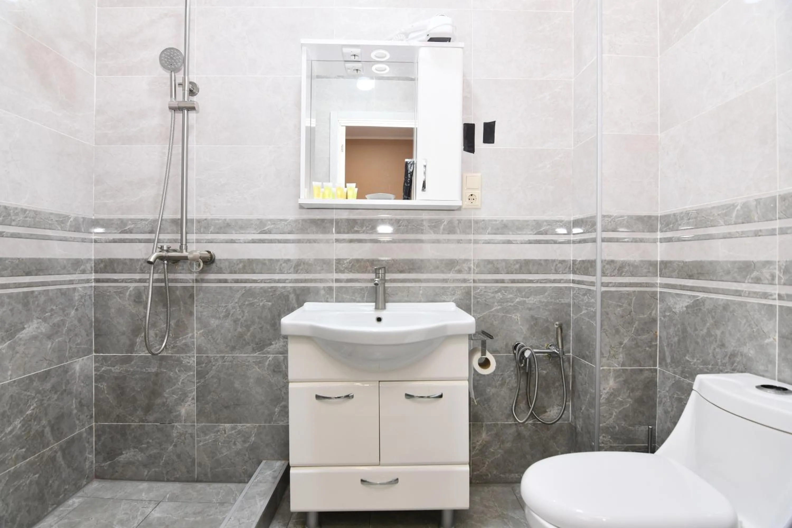 Shower in Astoria Hotel