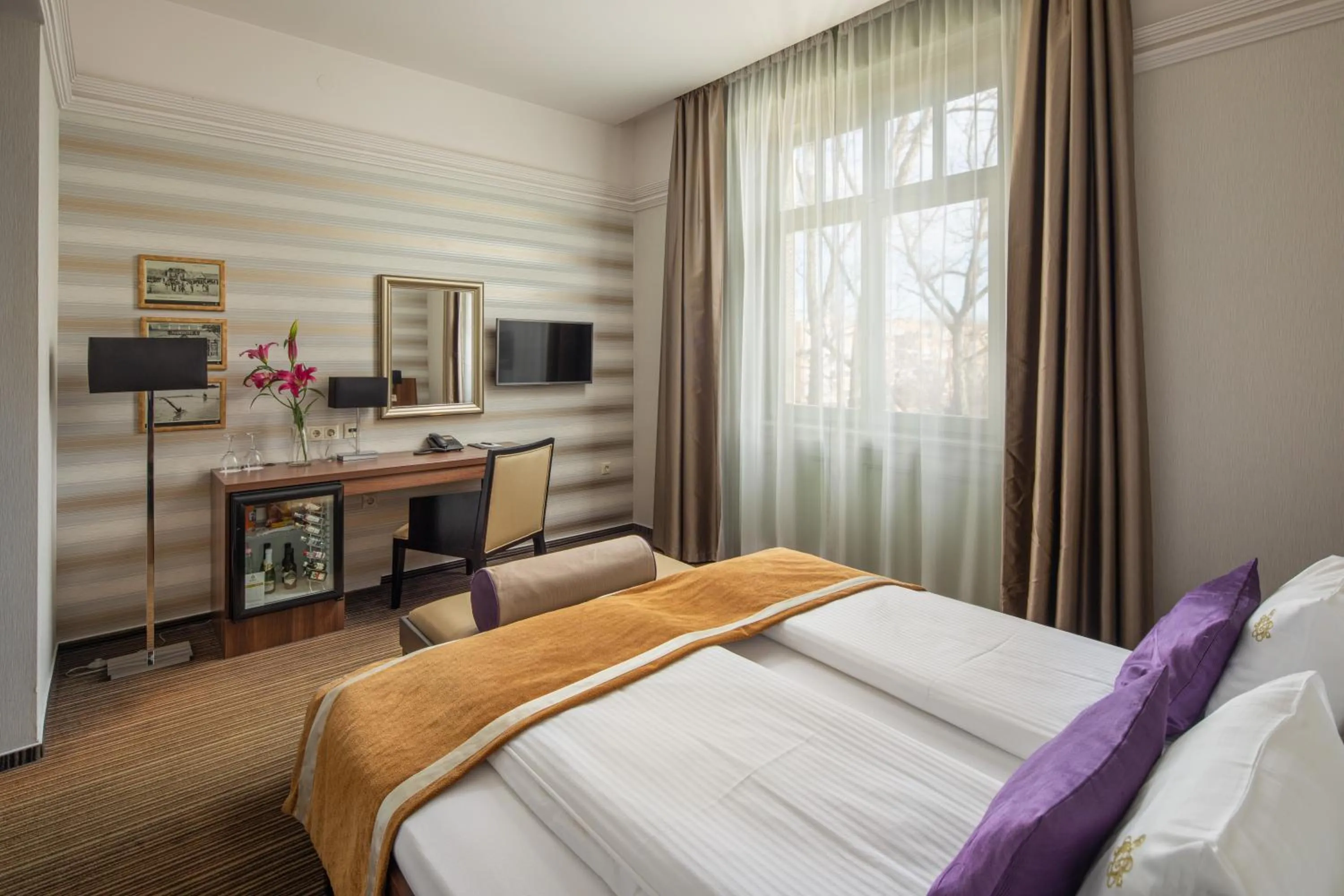 Photo of the whole room, Bed in Grand Hotel Glorius Makó