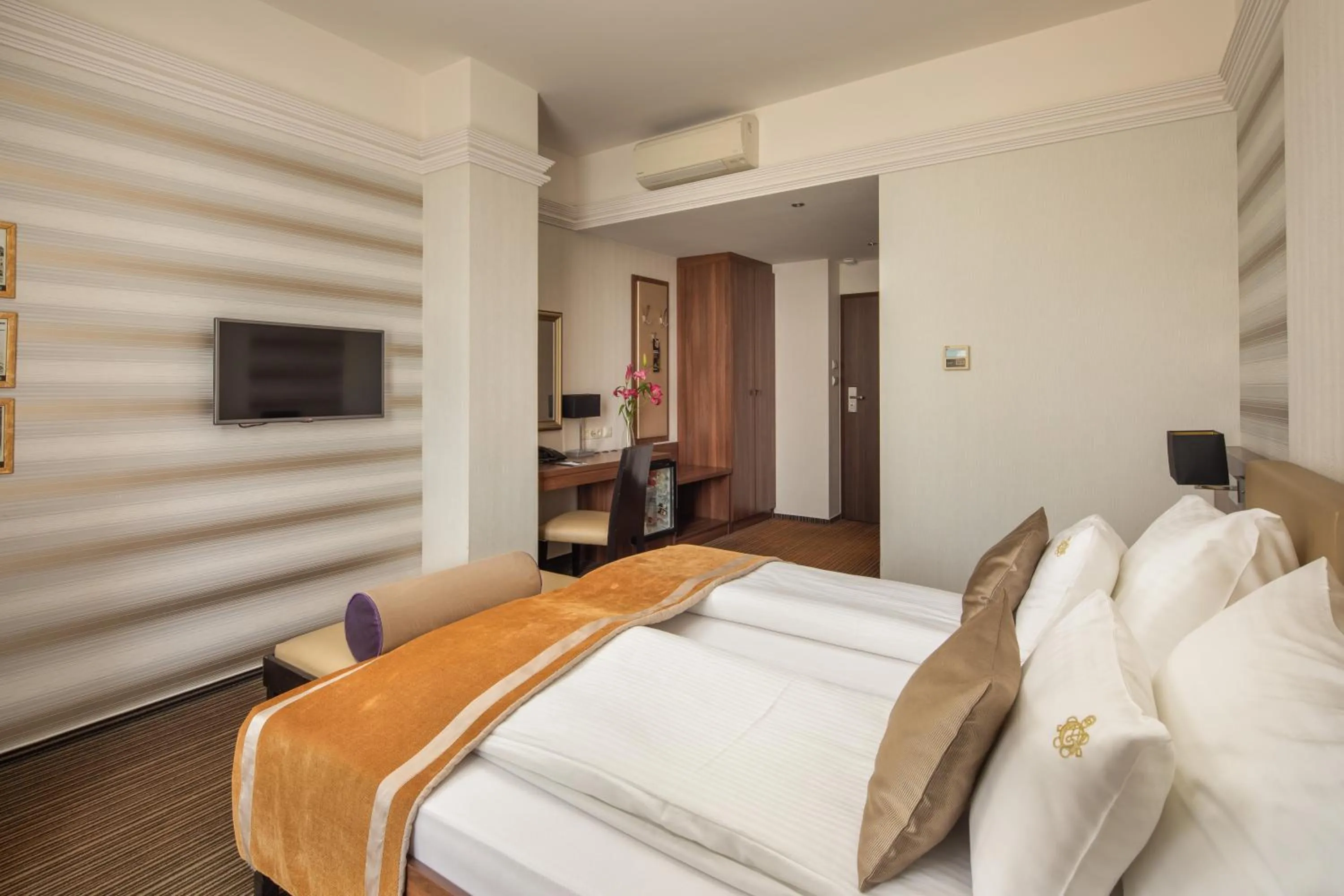 Photo of the whole room, Bed in Grand Hotel Glorius Makó