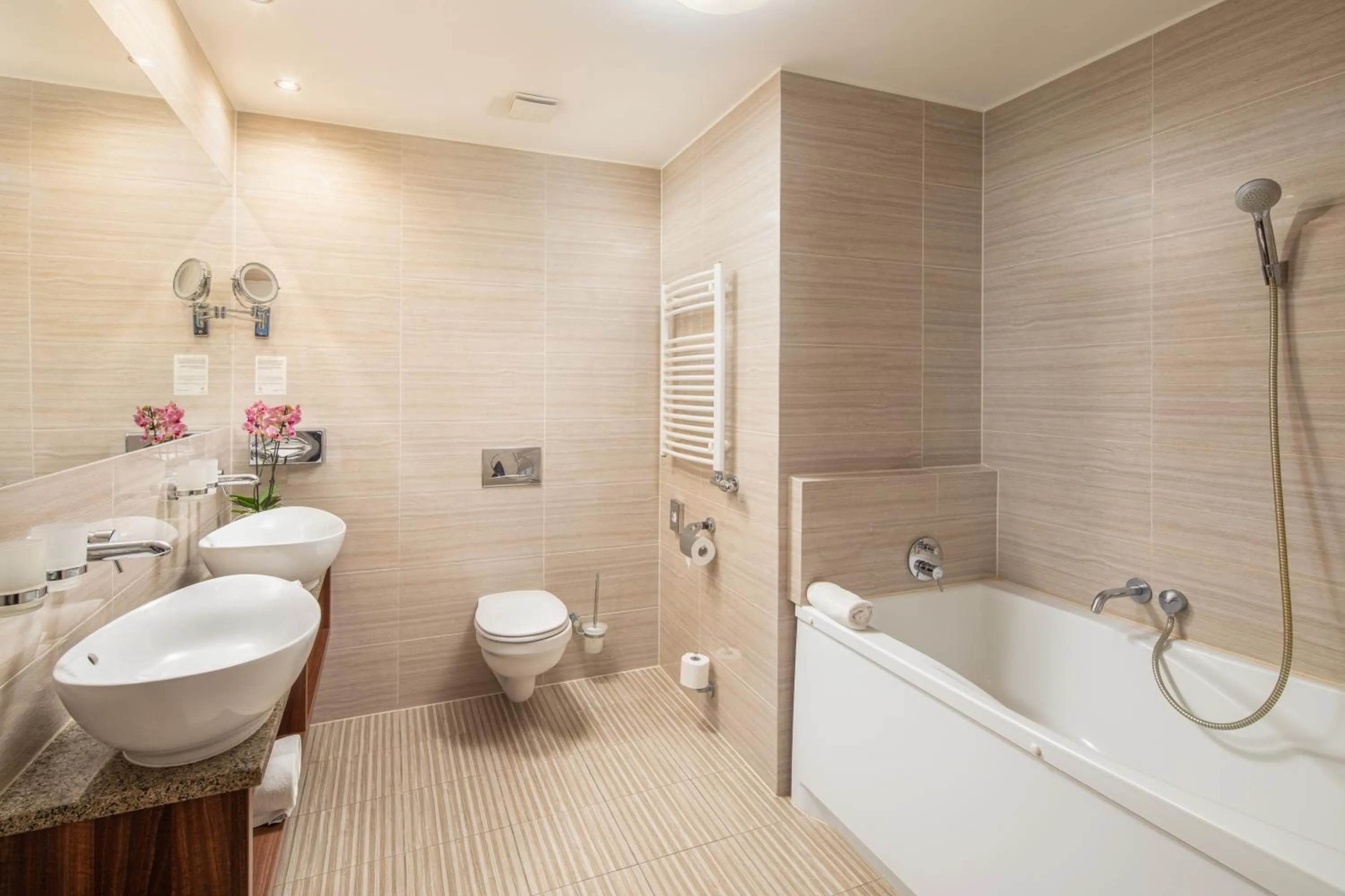 Toilet in Grand Hotel Glorius Makó