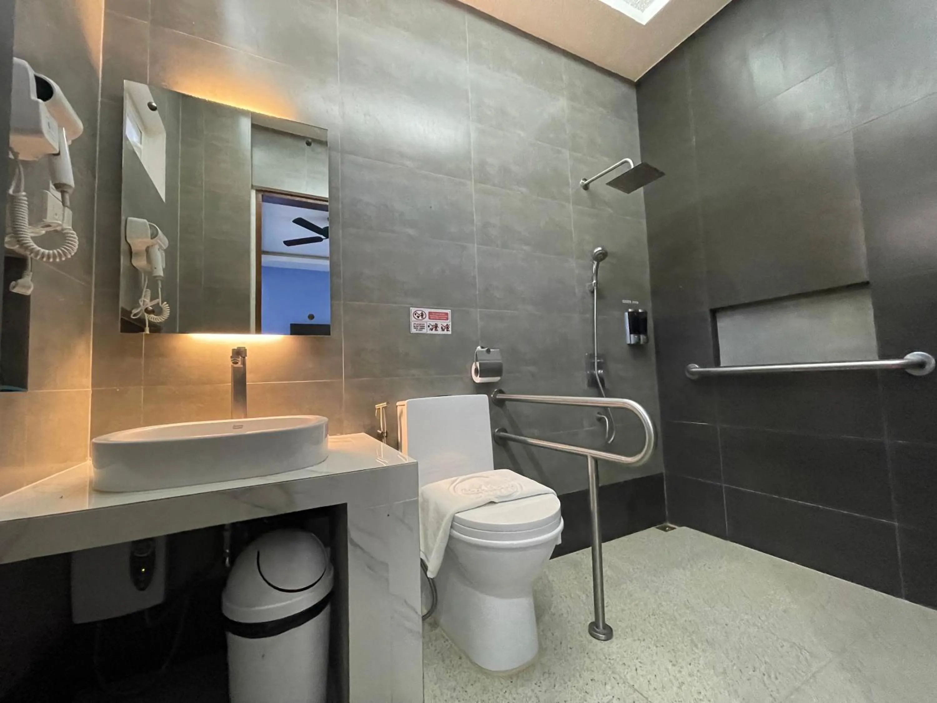 Bathroom in Casa Marco Suites Puerto Galera powered by Cocotel