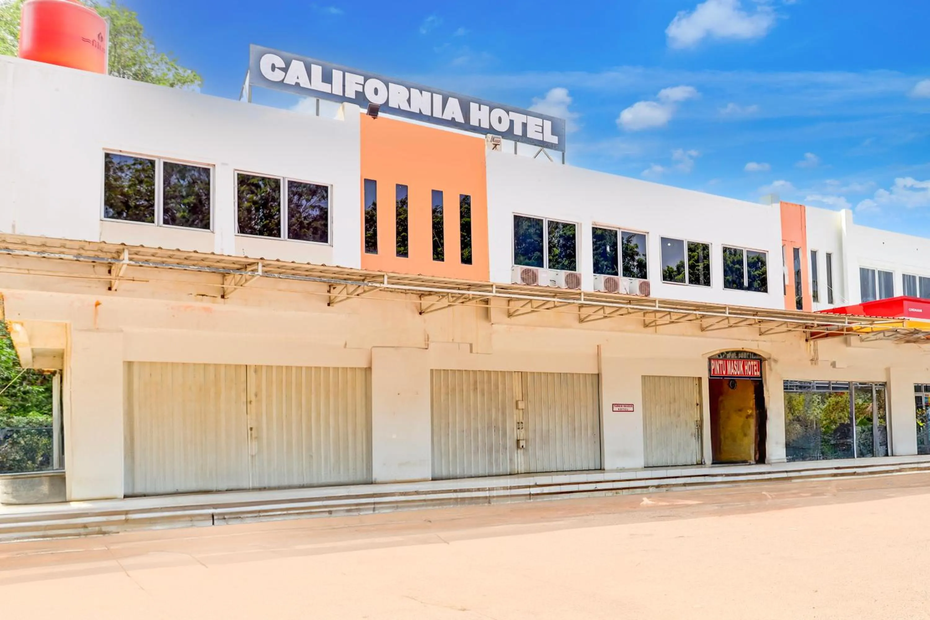 Facade/entrance in Hotel O California 2NearNagoya Hill Shopping Mall